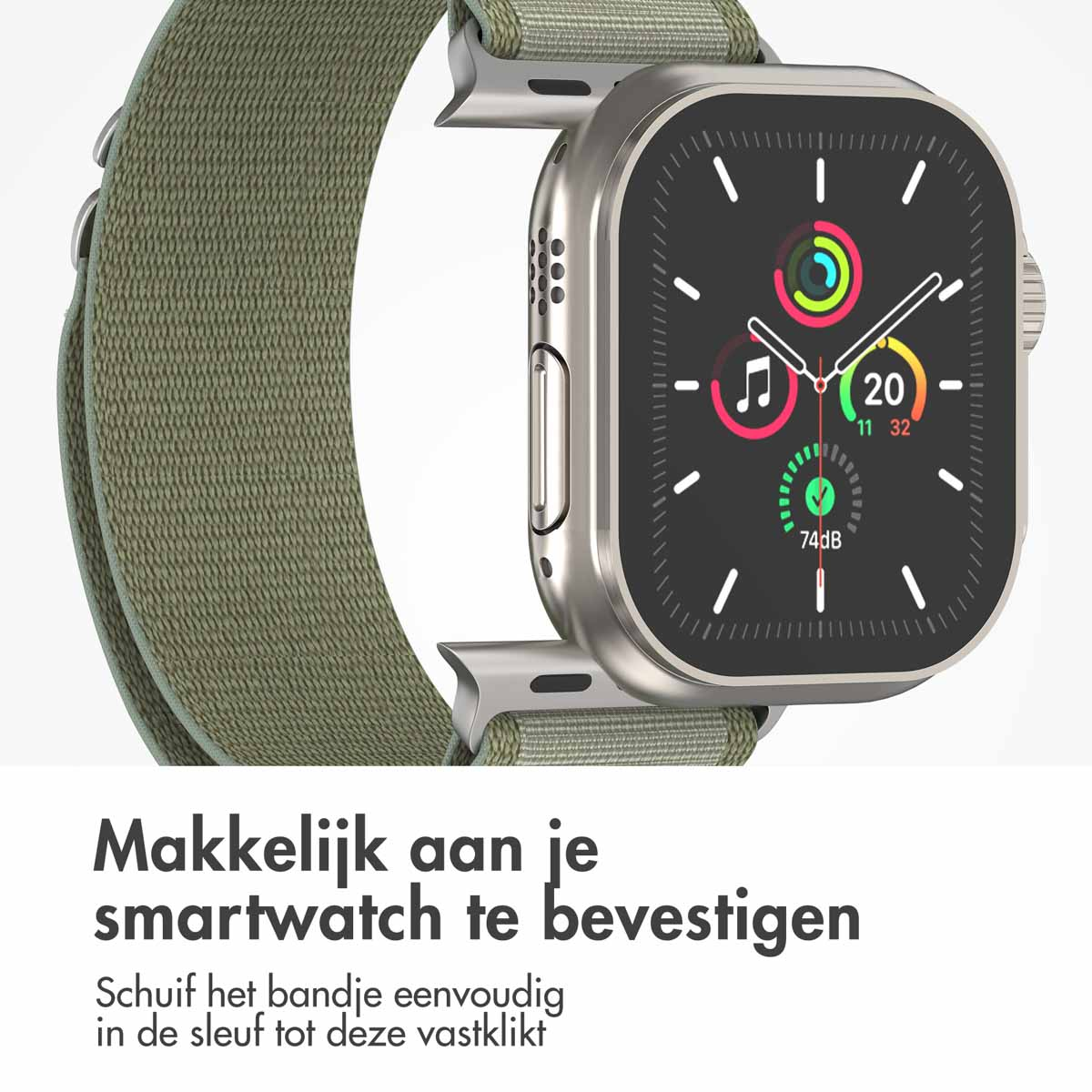 Een zilveren smartwatch met een groene band, close-up, op een wit oppervlak.