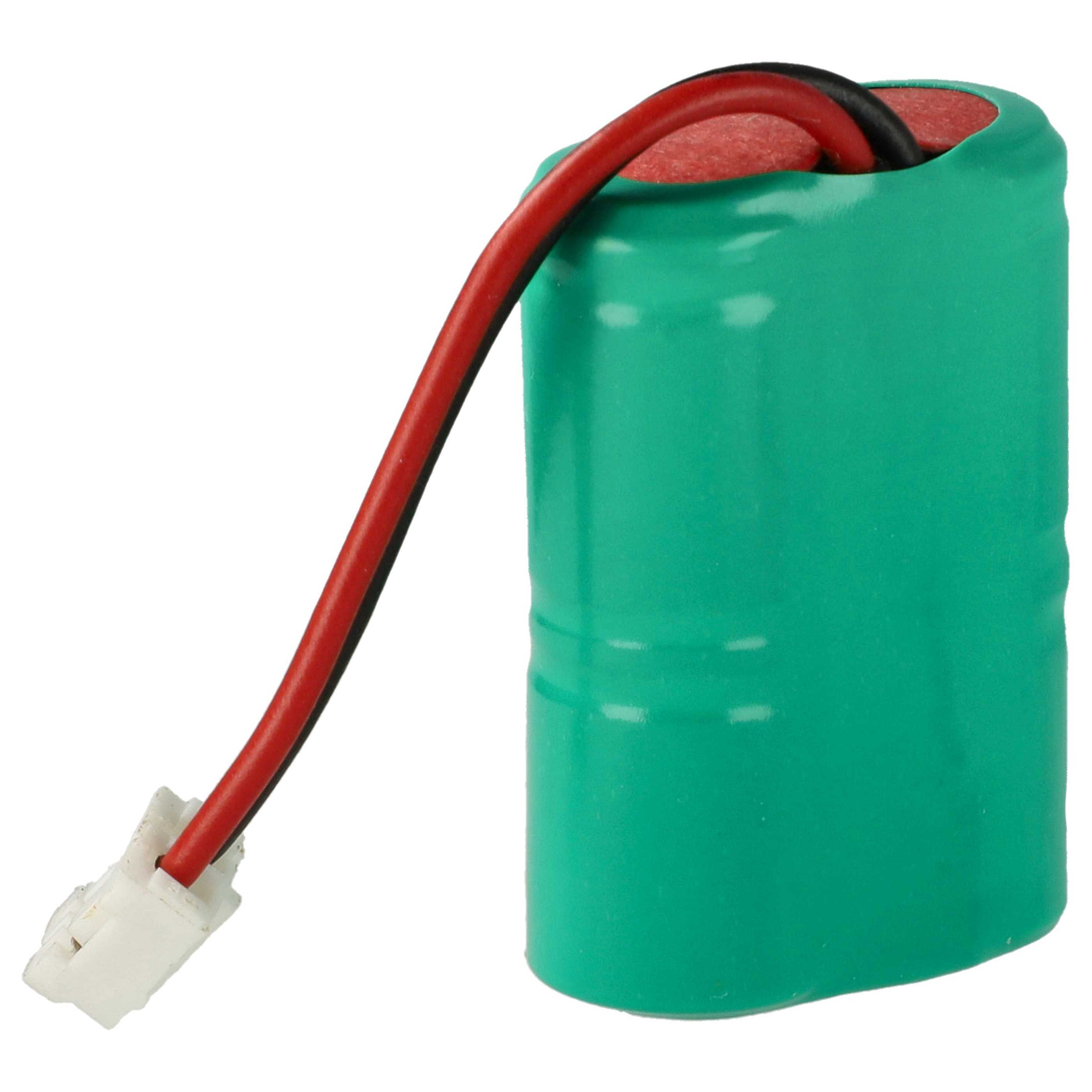 Grüne zylindrische Batterie mit roten und schwarzen Drähten und einem weißen Stecker vor weißem Hintergrund.