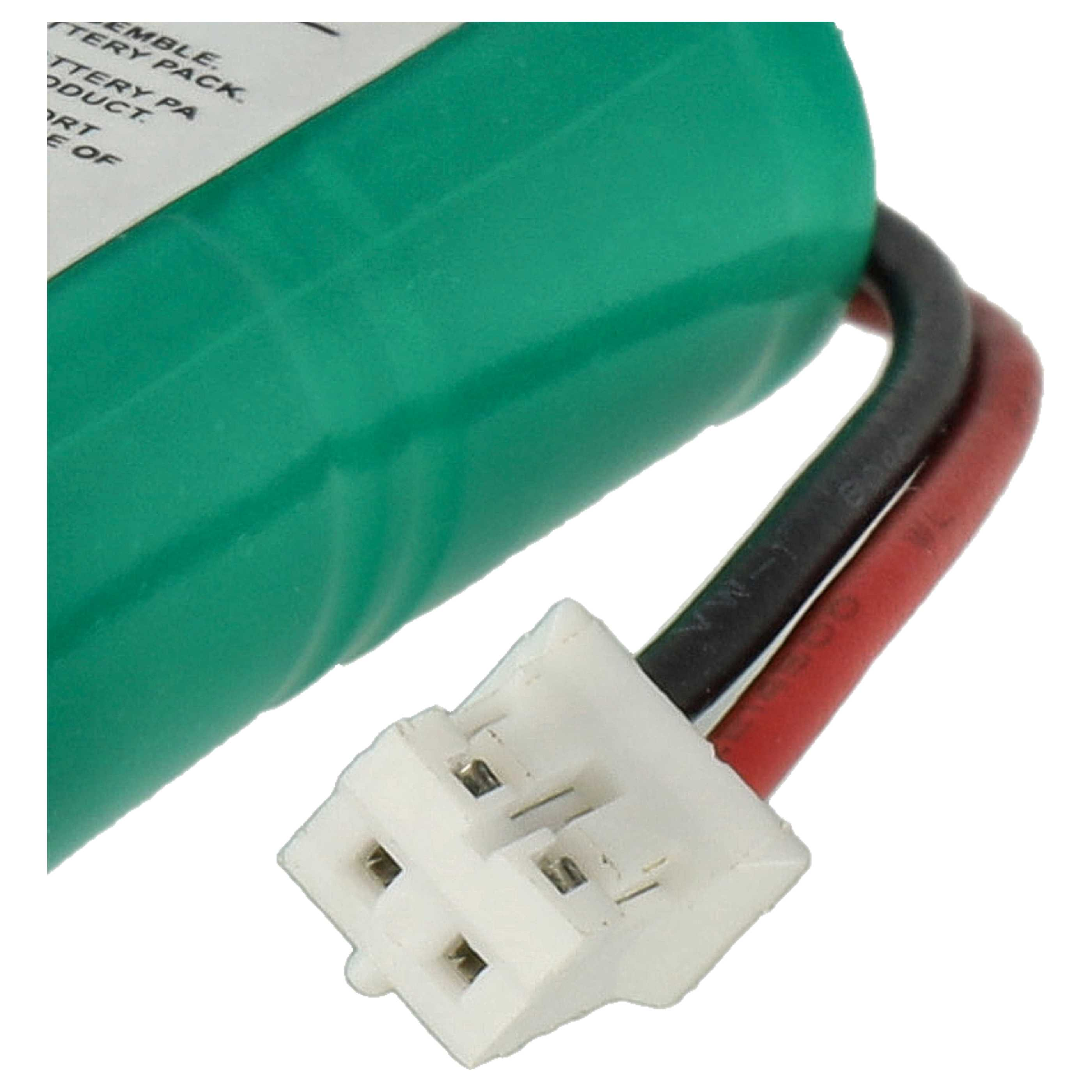 Grüne Batterie mit weißem Stecker und schwarzen und roten Drähten. Weißer Hintergrund.