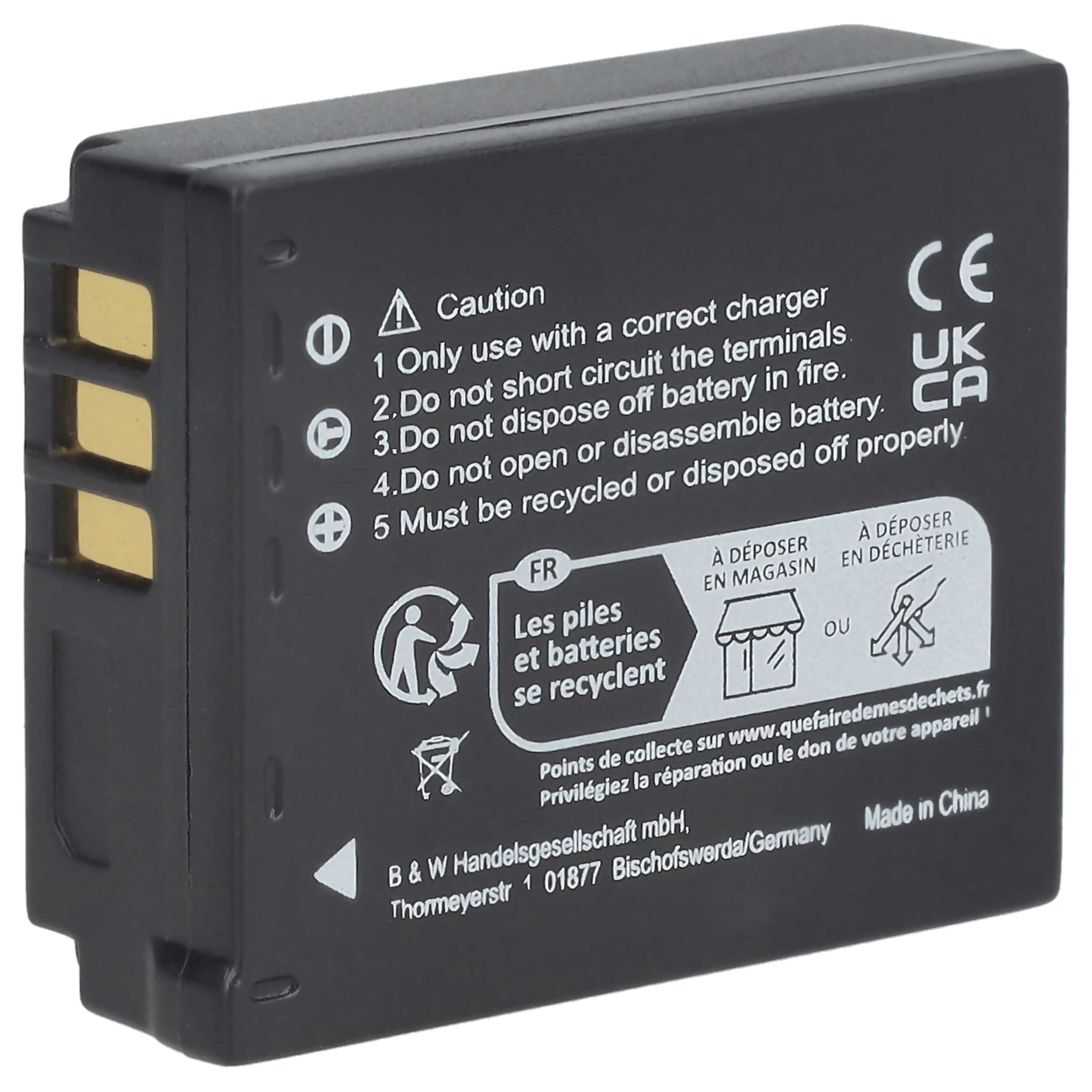 Schwarze Batterie mit weißem Text und Recycling-Symbolen. Weißer Hintergrund.