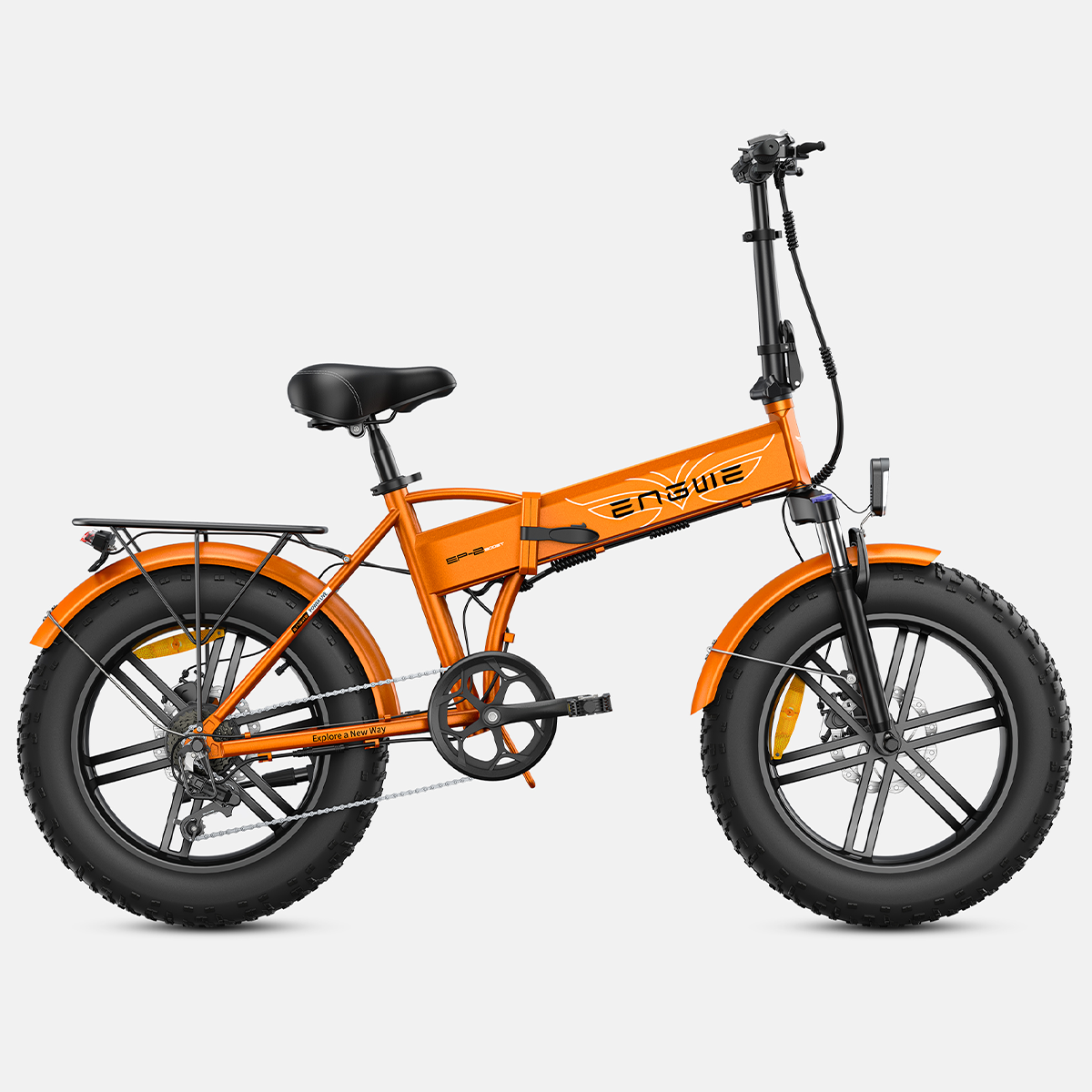 Pomarańczowy składany rower elektryczny. Czarne opony, rama i siodełko. Białe tło.