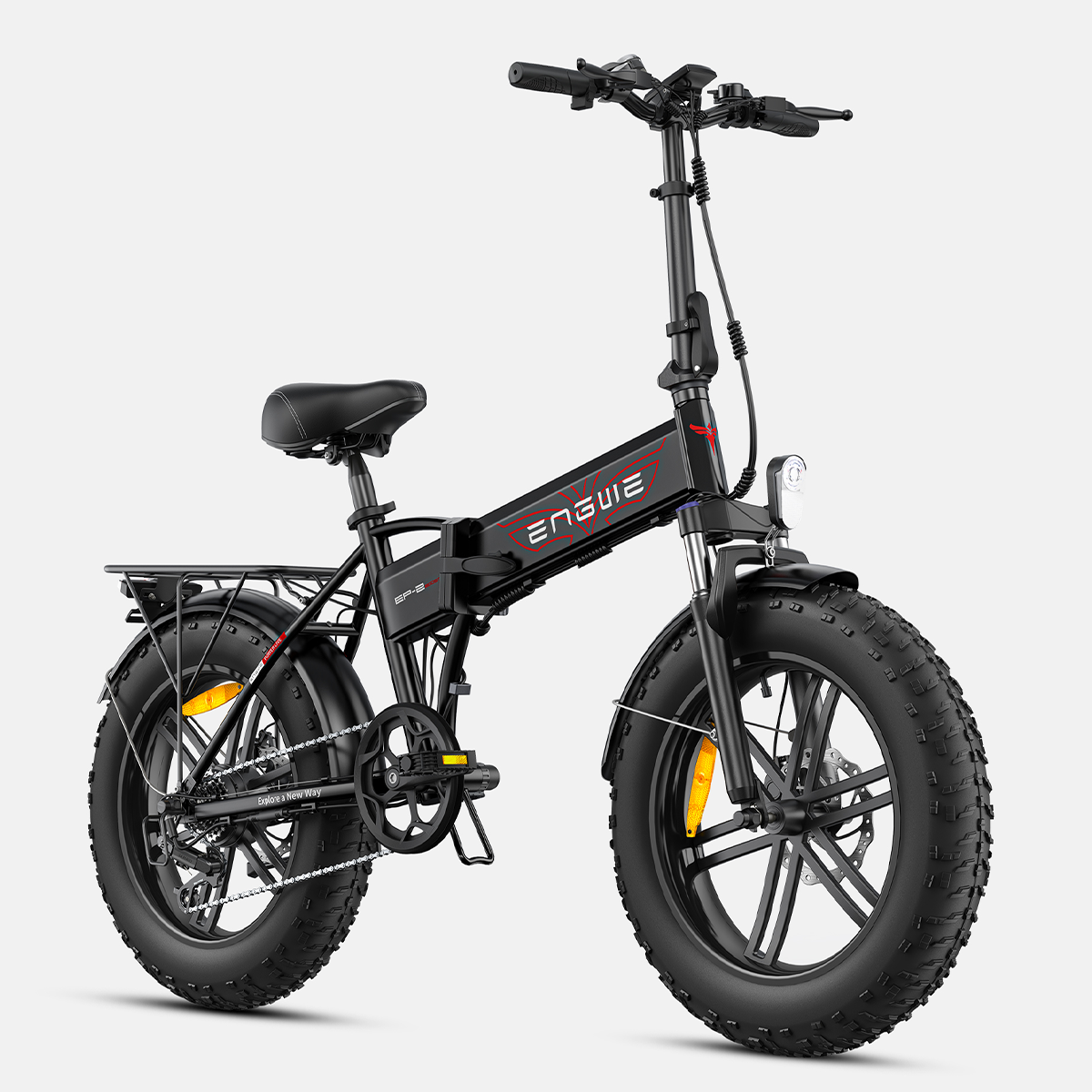 Czarny składany rower elektryczny ENGWE z szerokimi oponami, w studio.
