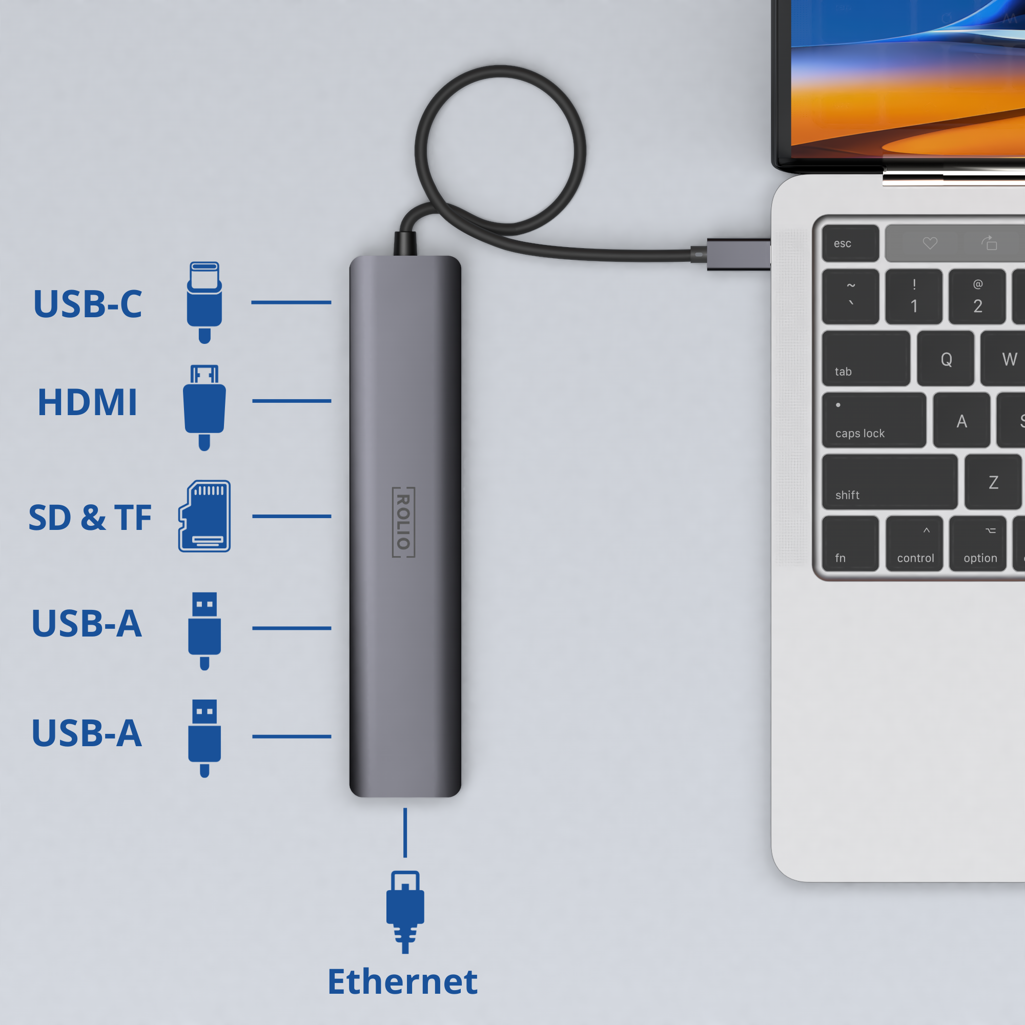 Un ordinateur portable avec plusieurs ports: USB-C, HDMI, SD, USB-A, Ethernet. Adaptateur gris connecté.