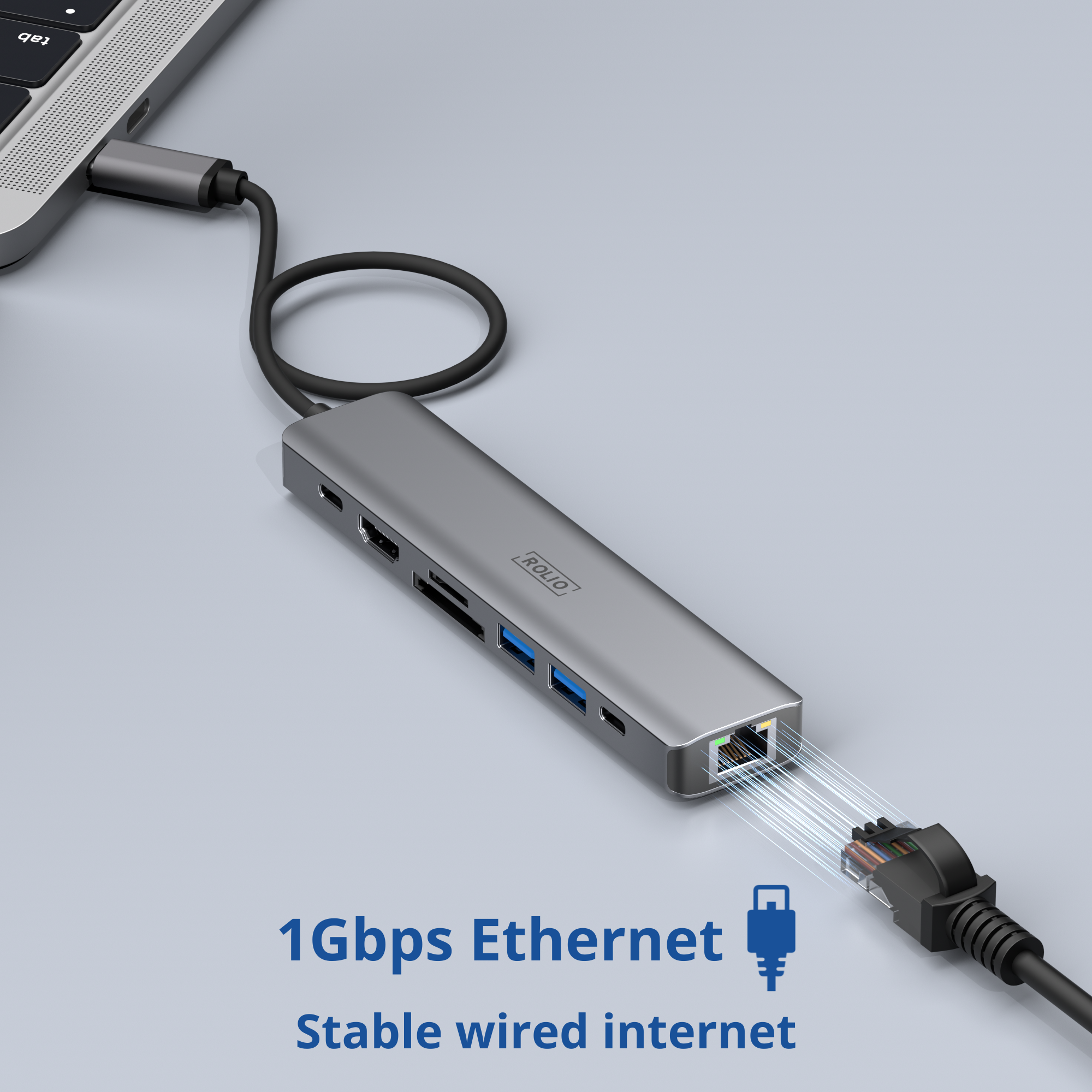 Un hub argenté connecté à un ordinateur portable avec un câble Ethernet, montrant l'Ethernet 1 Gbit/s.