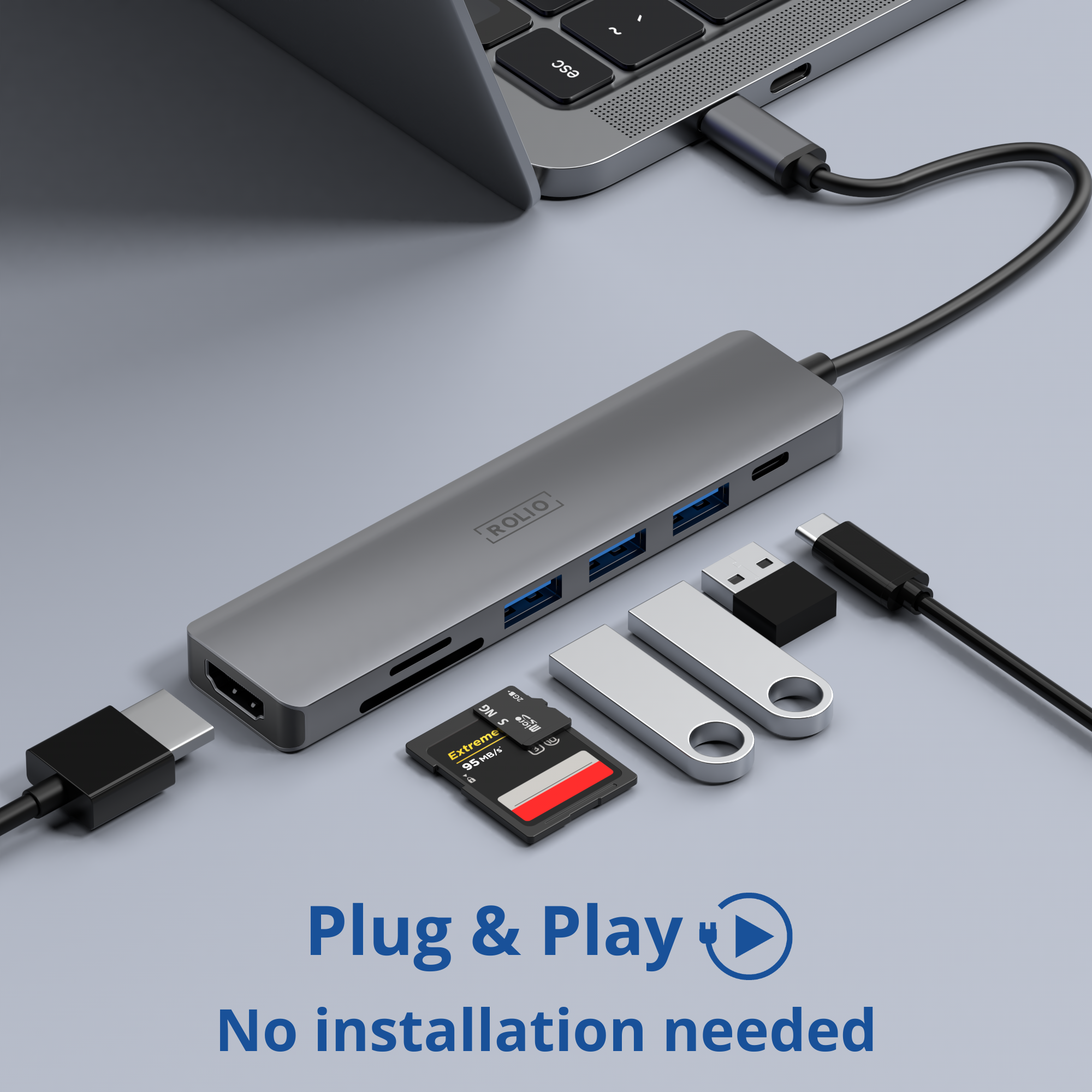 Een grijze hub met meerdere poorten is aangesloten op een laptop. SD-kaart, USB-drives en andere apparaten zijn zichtbaar.