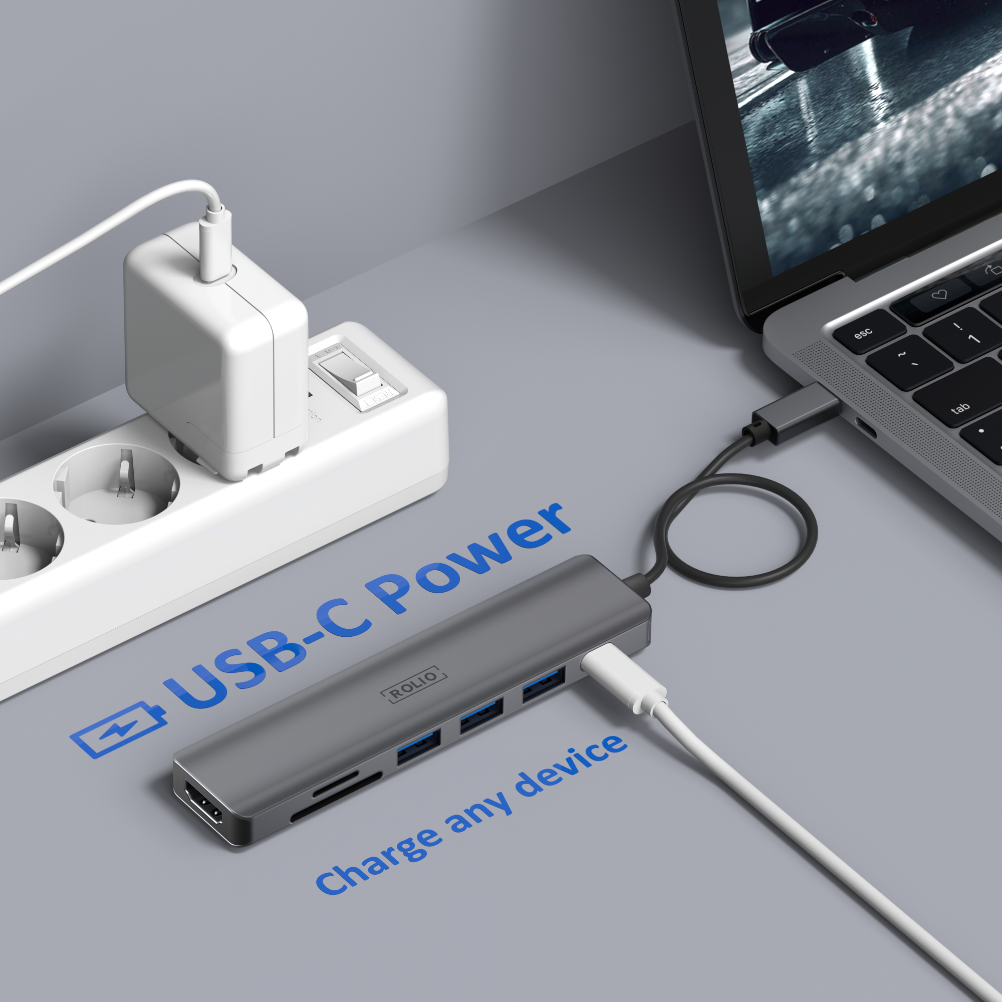 Een USB-C hub aangesloten op een laptop. Een oplader is aangesloten. Tekst luidt: USB-C Power, Charge any device.