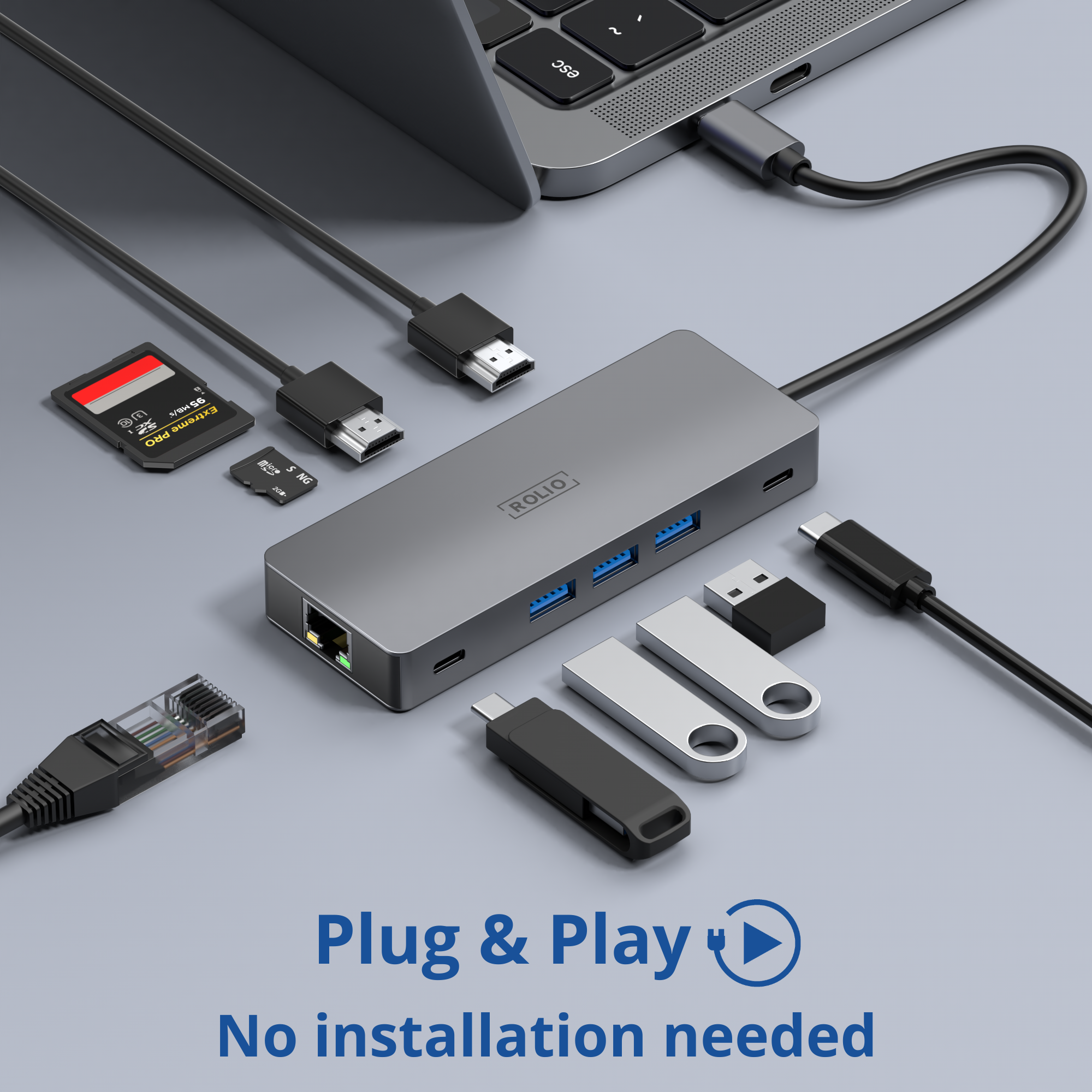 Laptop, hub en kabels. SD-kaarten en USB-drives in de buurt. Tekst: Plug & Play. Geen installatie nodig.