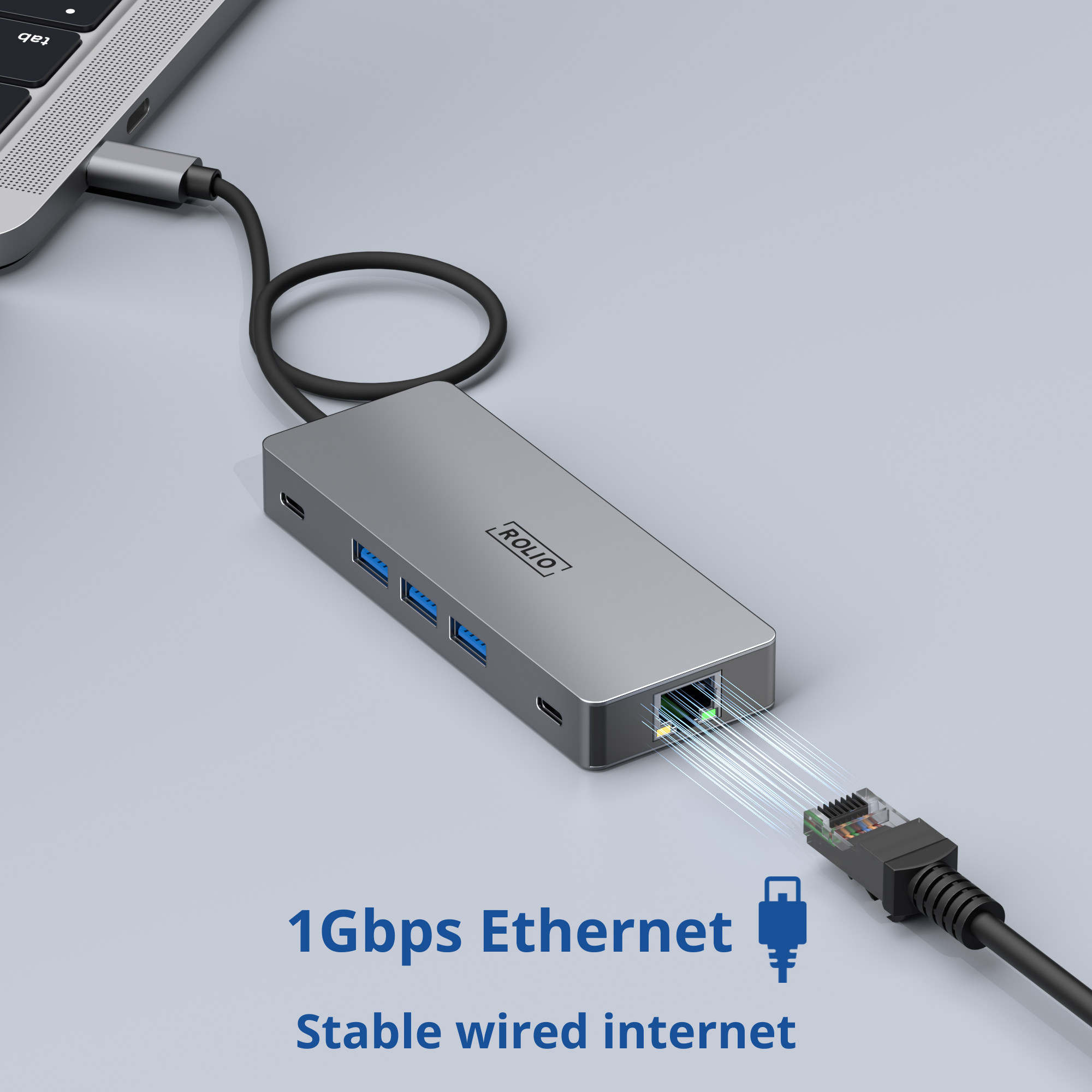 Zilveren hub aangesloten op een laptop en een ethernetkabel. Tekst: 1 Gbps Ethernet, Stabiel bekabeld internet.