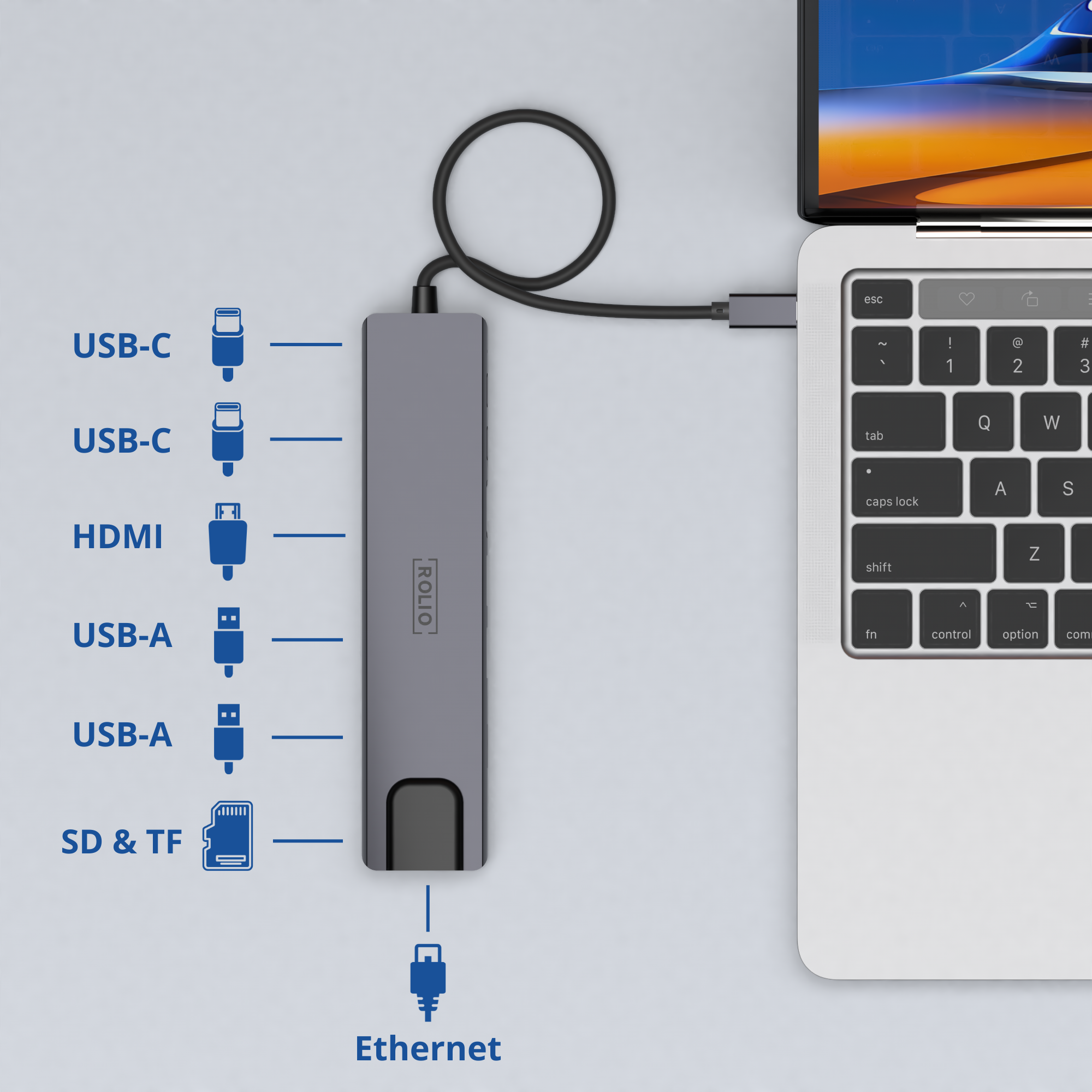 Ein grauer USB-Hub, der mit einem Laptop verbunden ist und mehrere Anschlüsse hat, darunter USB-C, HDMI und Ethernet.