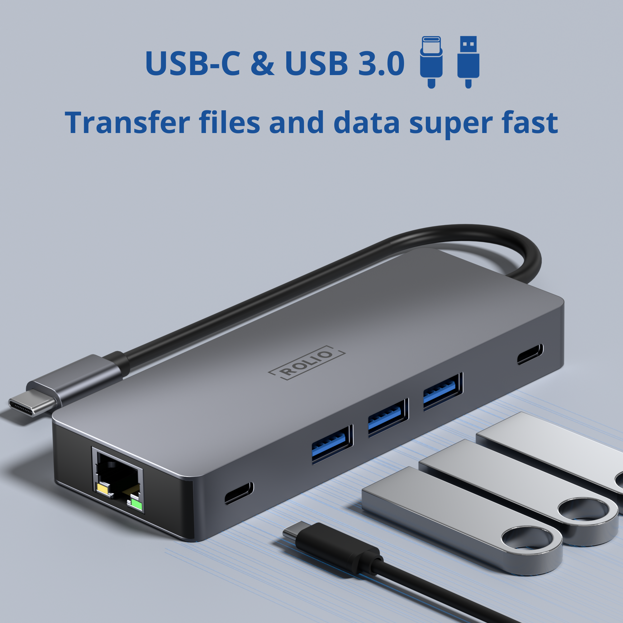 Een zilveren hub met 4 USB-poorten, een USB-C- en USB 3.0-poort, zwarte kabel en USB-drives.