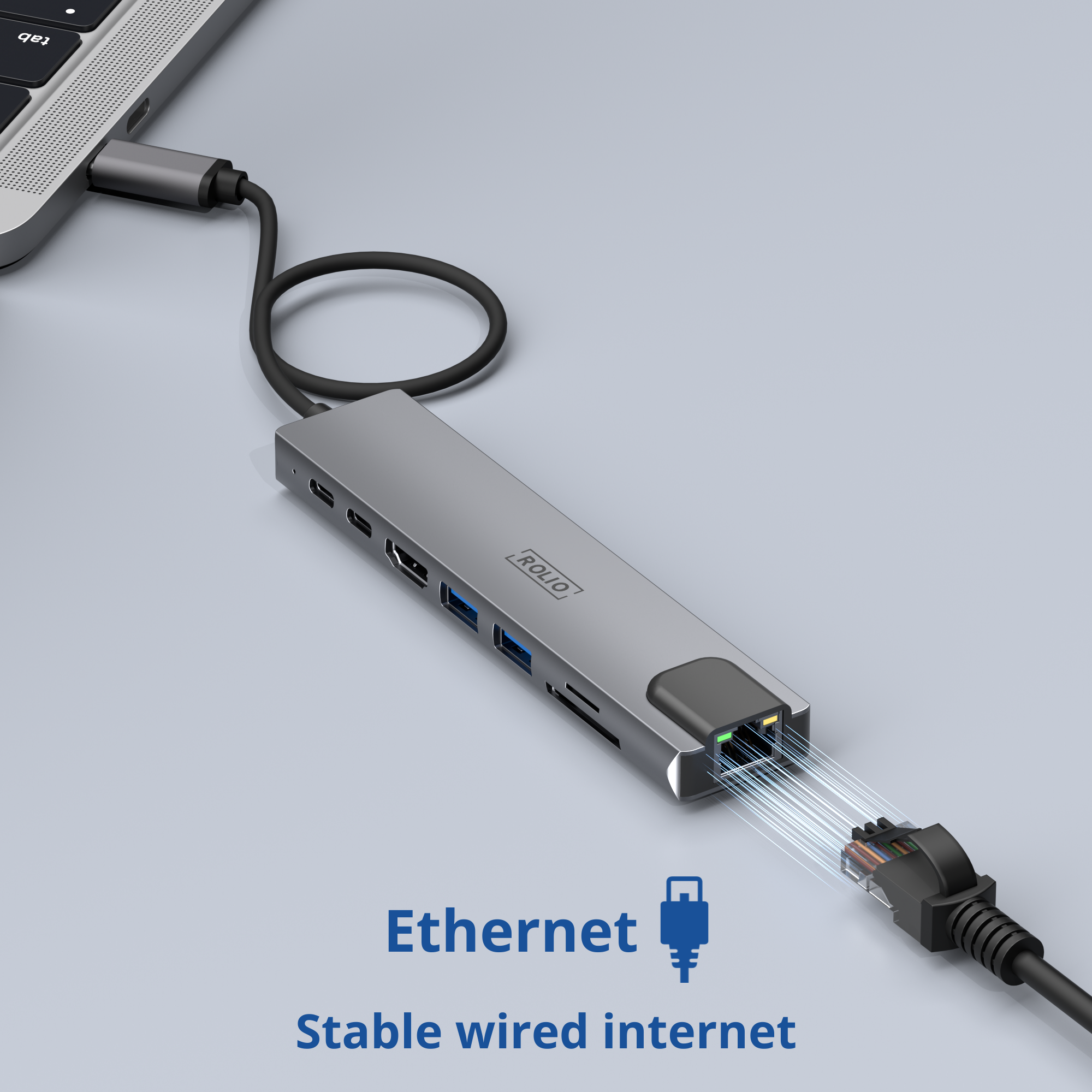 Silberner USB-Hub, der mit einem Laptop verbunden ist. Text: Ethernet, stabiles kabelgebundenes Internet.