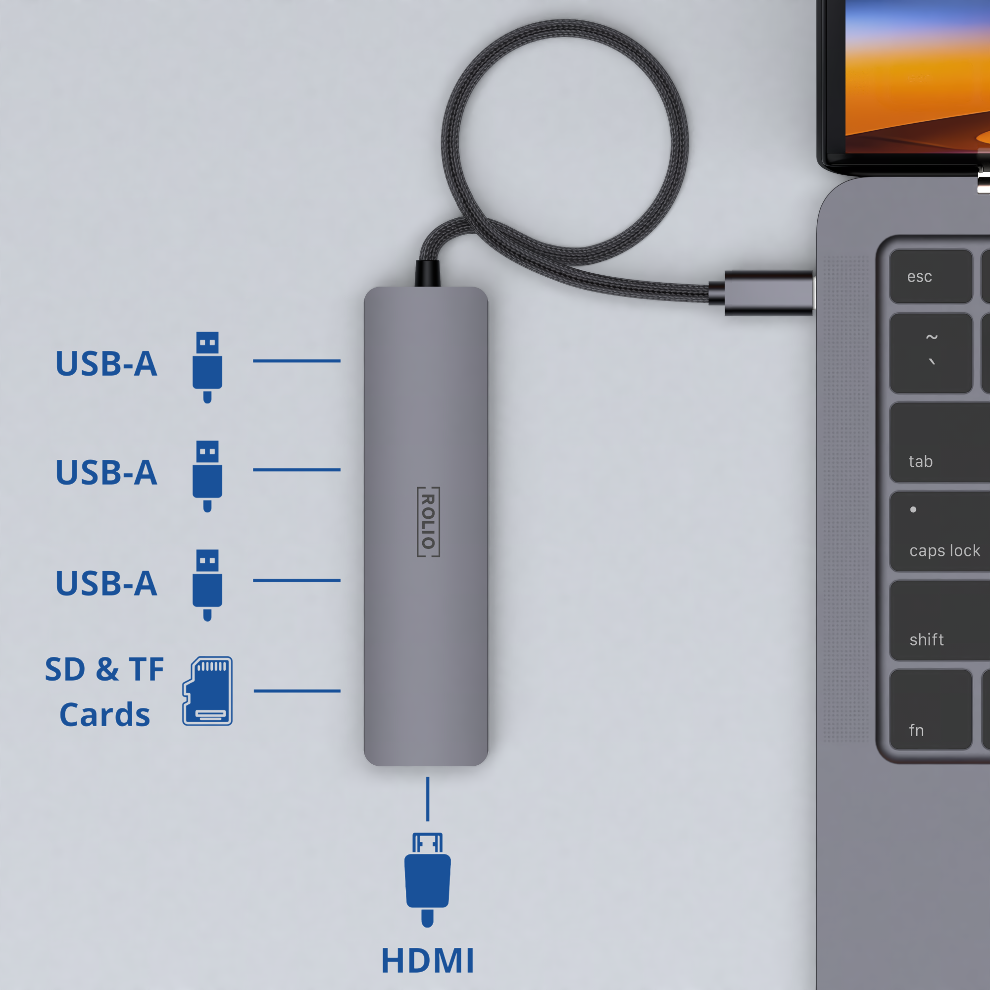 Ein grauer USB-Hub, der mit einem Laptop verbunden ist. Er hat Anschlüsse: USB-A, SD & TF-Karten und HDMI.