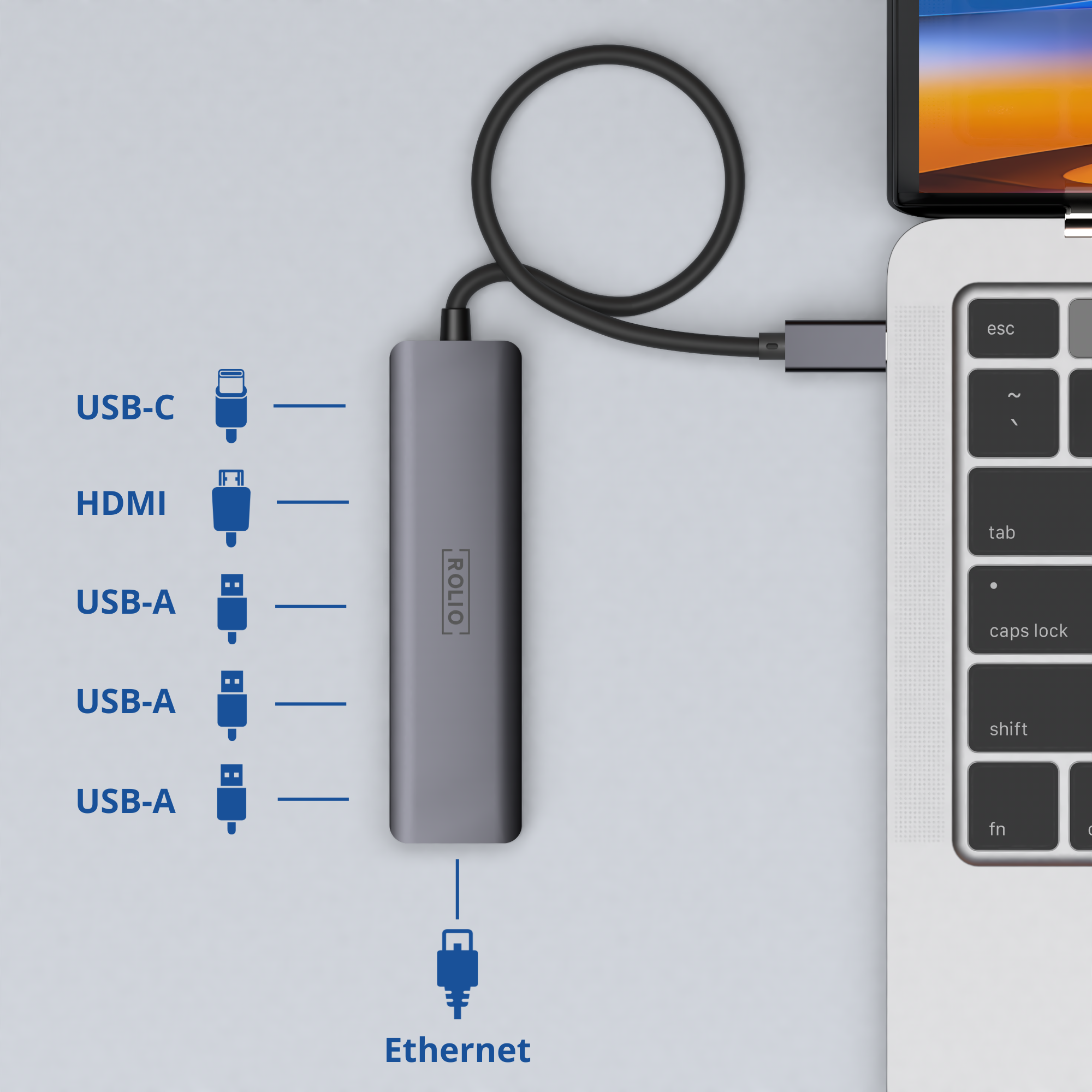 Un hub gris avec ports USB-C, HDMI, USB-A et Ethernet connecté à un ordinateur portable avec un câble.