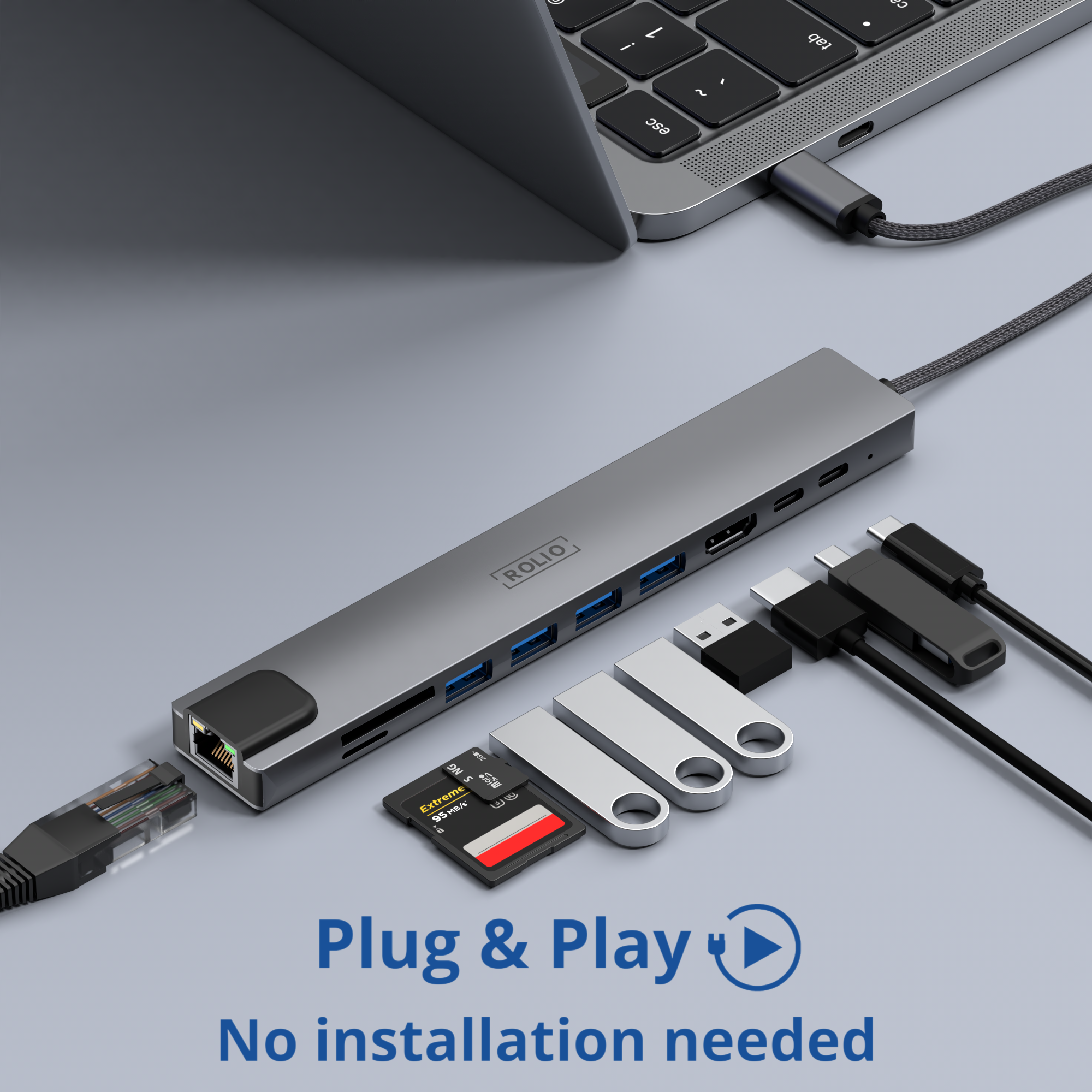 Un hub argenté avec divers ports et appareils branchés. Texte : Plug & Play.