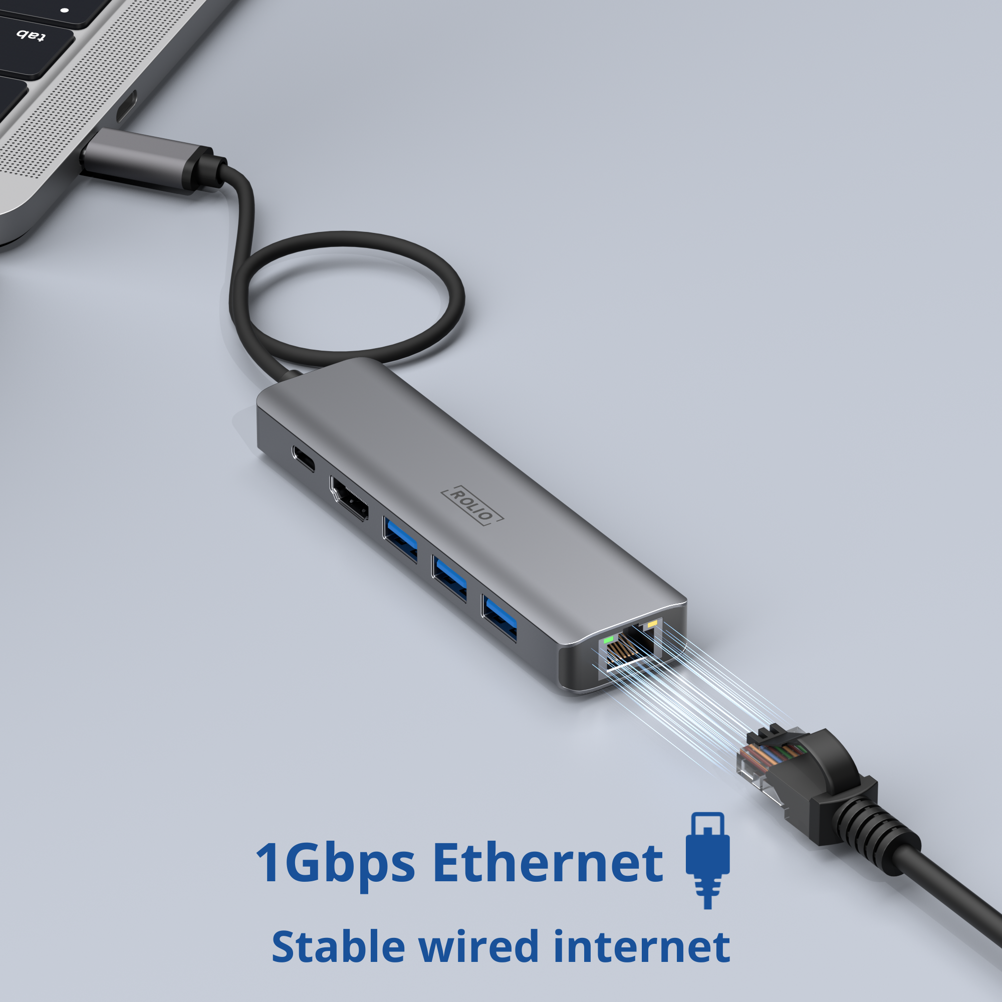 Un hub argenté avec des ports USB connecté à un ordinateur portable. Il montre une connexion réseau filaire.