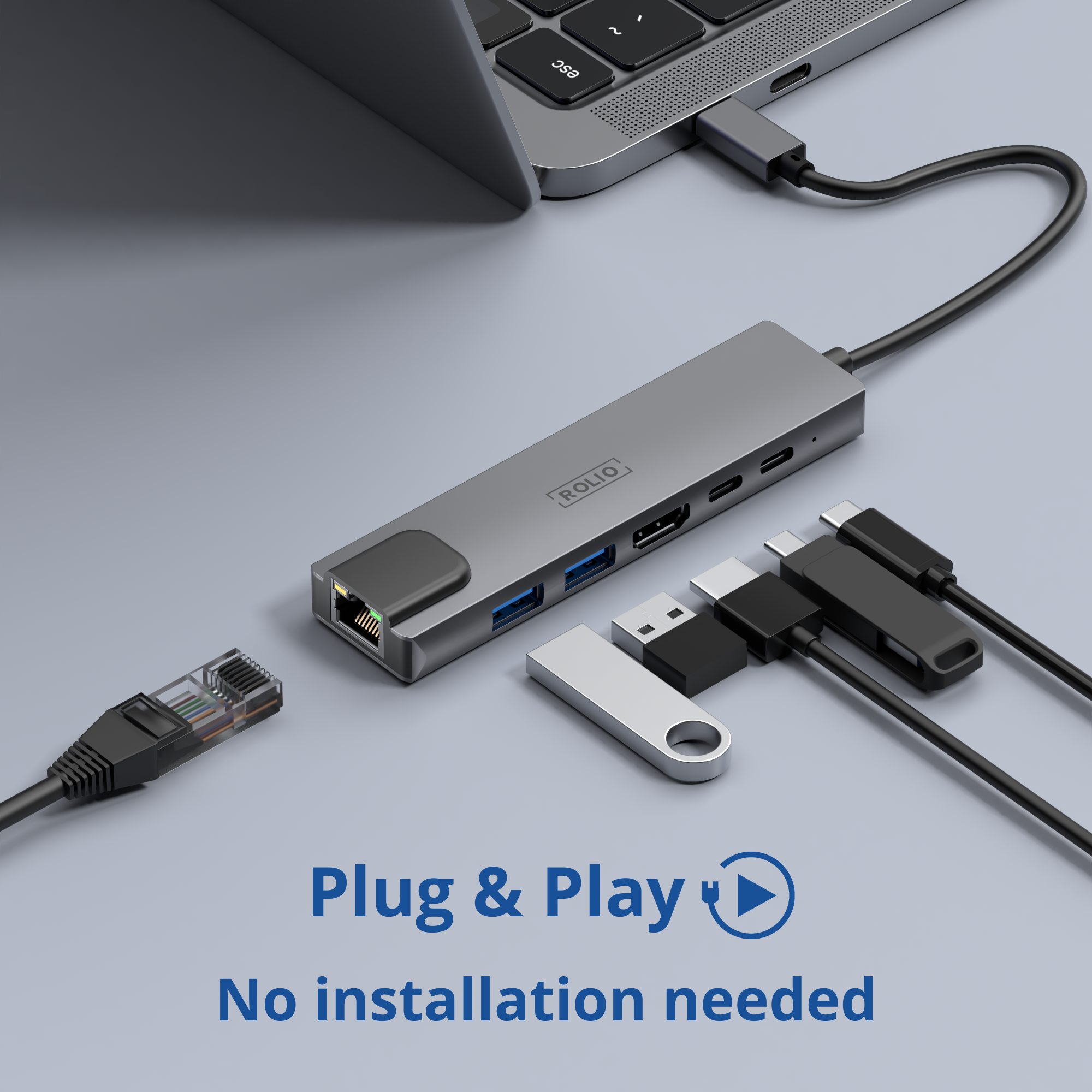 Hub argenté avec plusieurs ports, connecté à un ordinateur portable, avec un câble. Texte: Plug & Play.