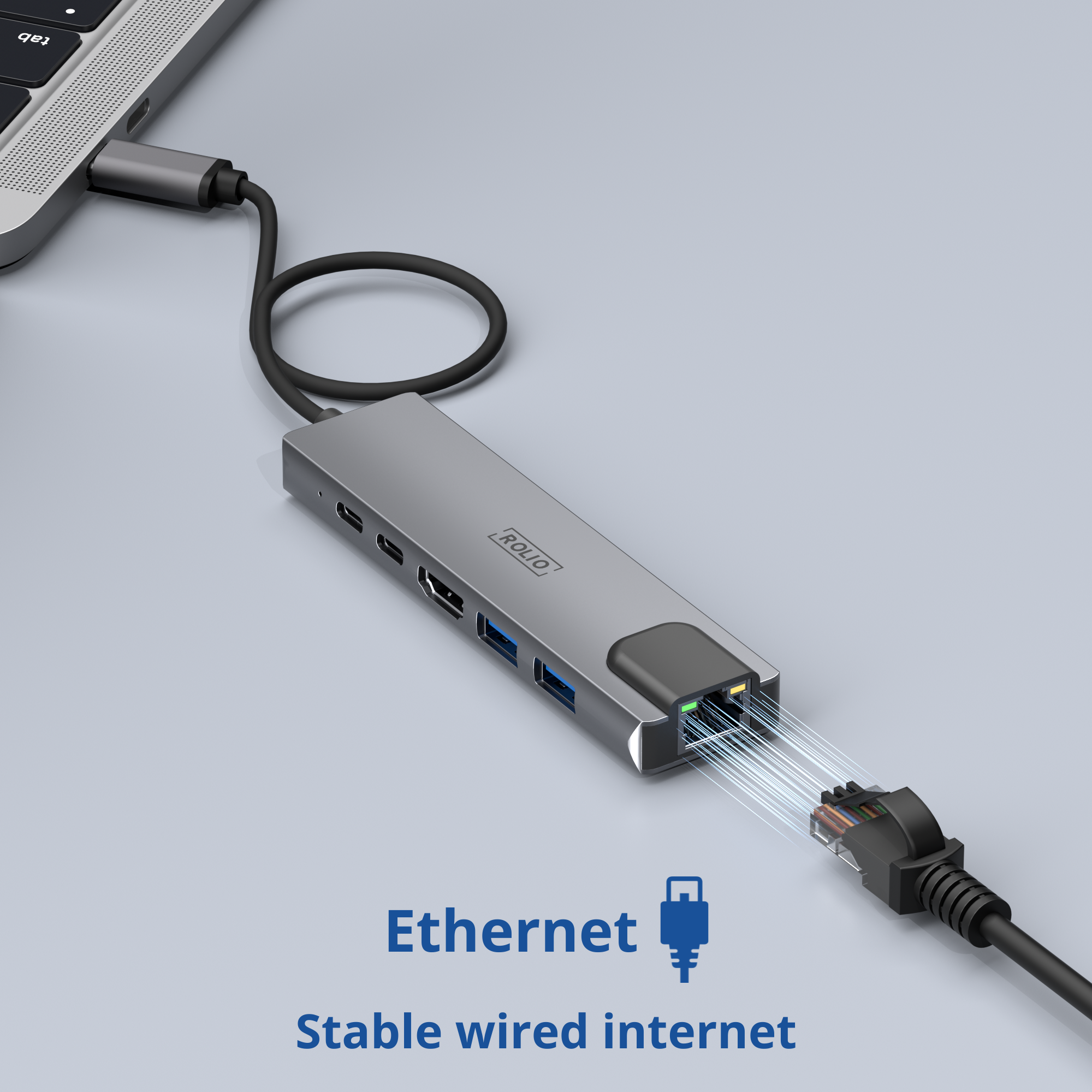Un hub argenté relié à un ordinateur portable avec un câble Ethernet et le mot ethernet.