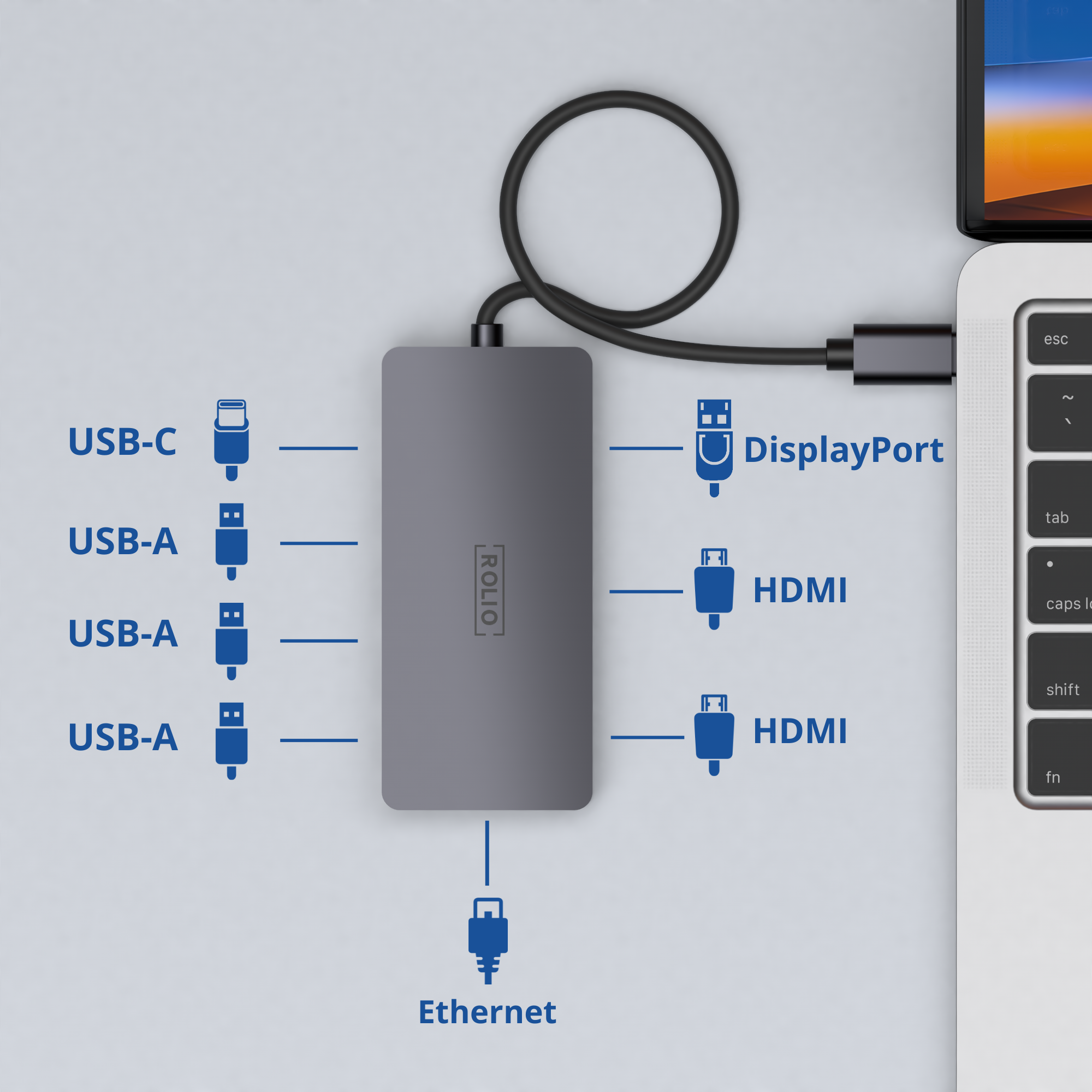 Un hub gris avec ports USB-C, USB-A, DisplayPort, HDMI et Ethernet connectés à un ordinateur portable.