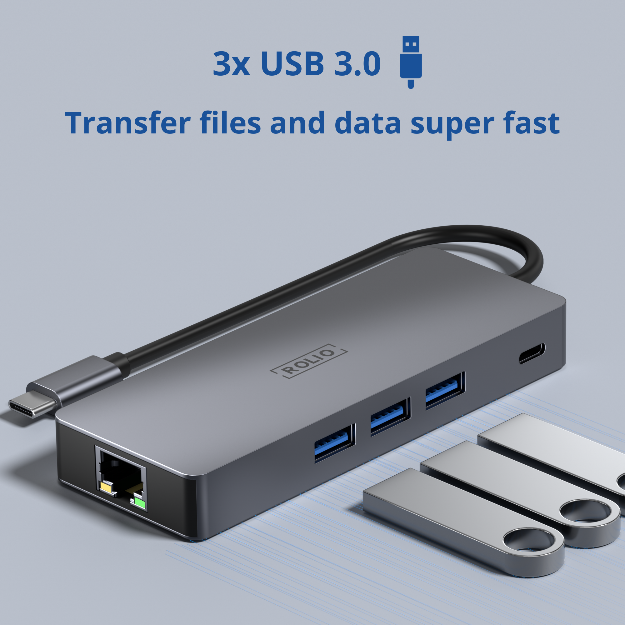 Hub USB gris avec ports et trois clés USB argentées.