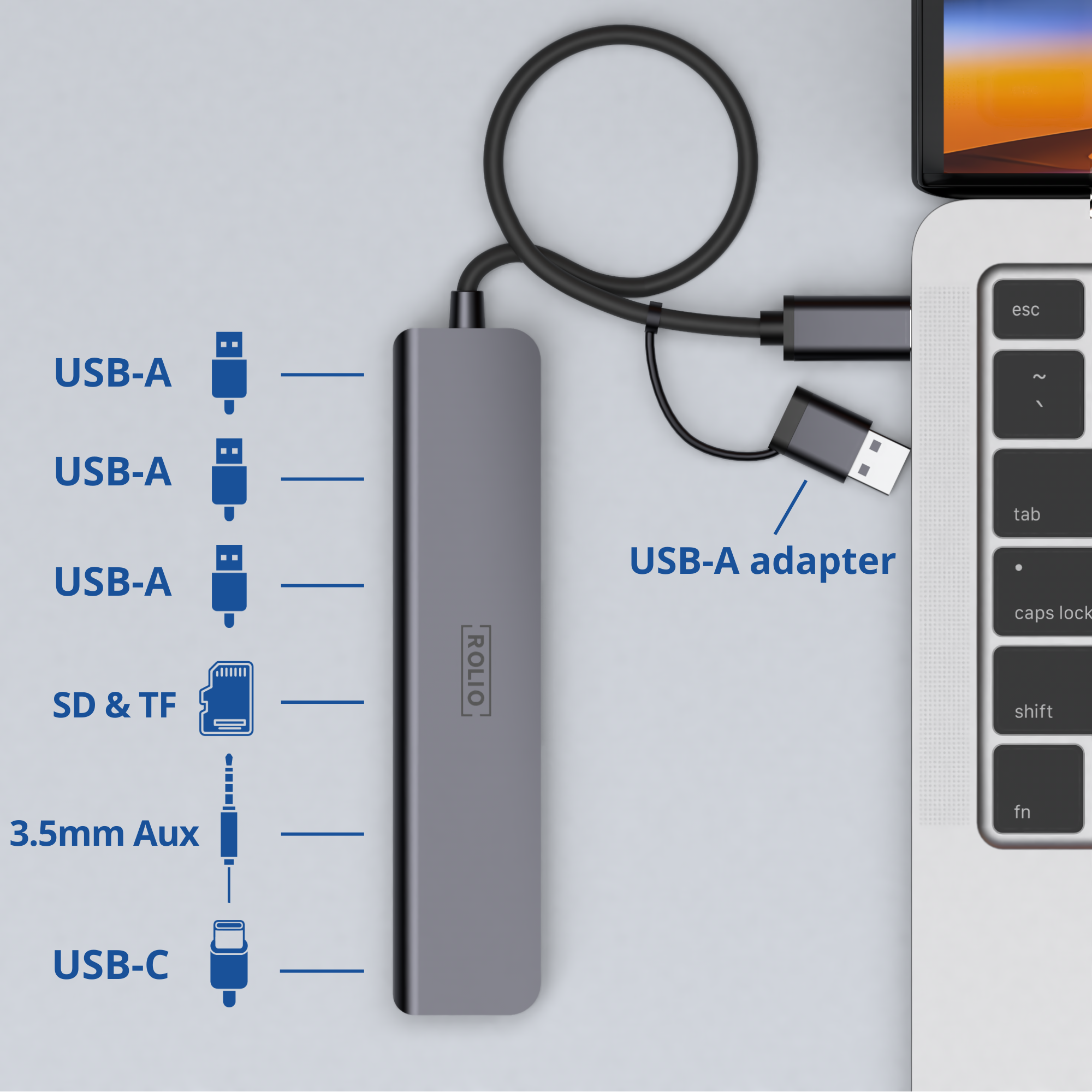 Ein grauer USB-Hub, der mit einem Laptop verbunden ist. Er hat mehrere USB-Anschlüsse und andere Anschlüsse.