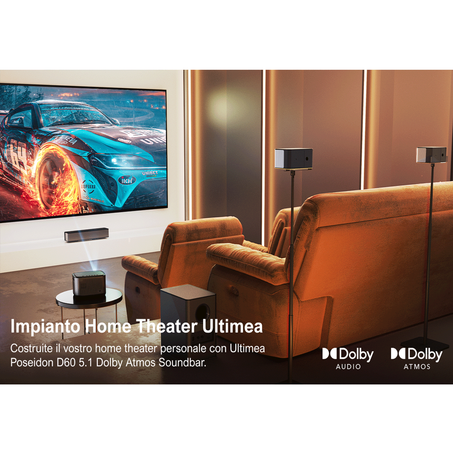 Configurazione home theater con un grande schermo che mostra una gara automobilistica, due sedie arancioni e apparecchiature audio.