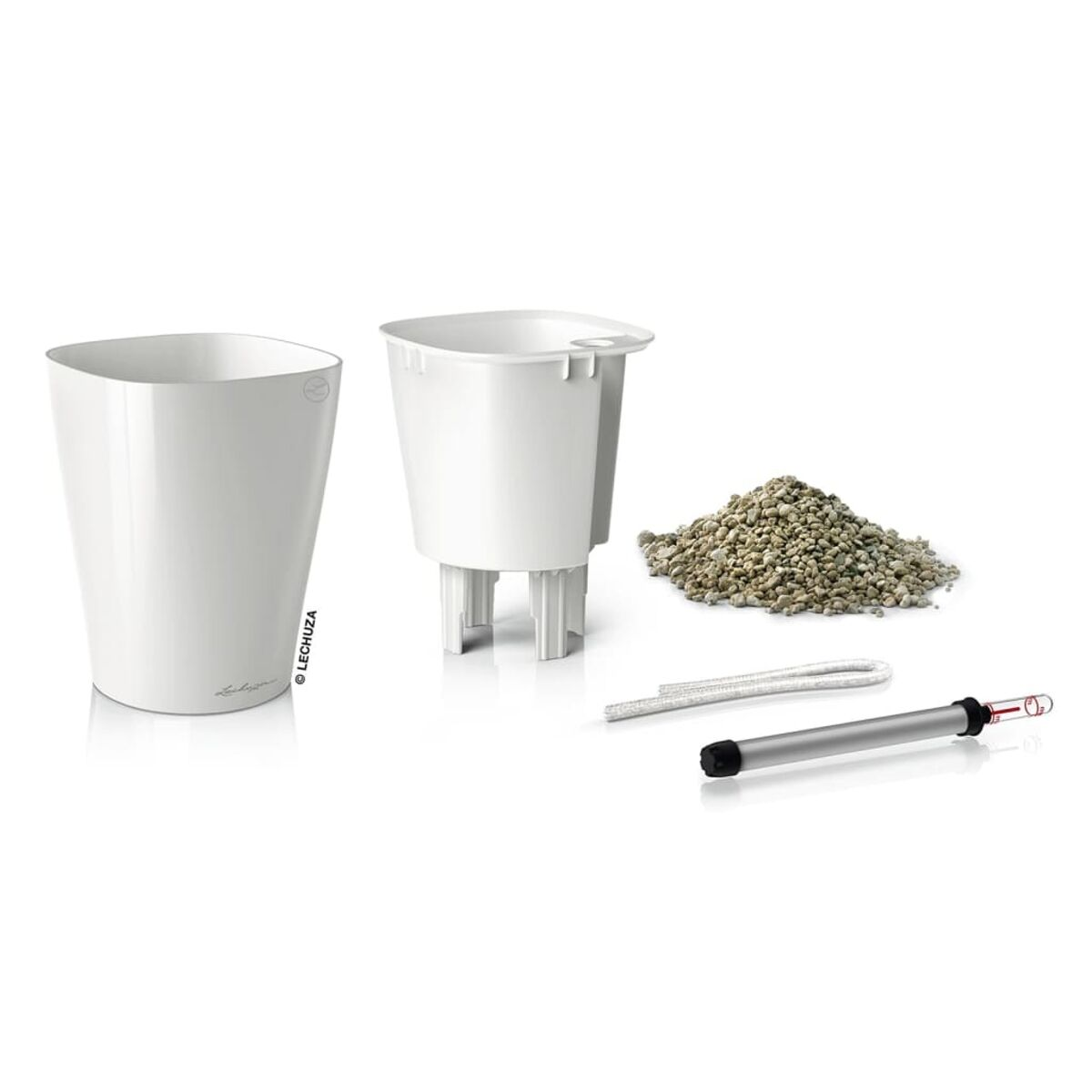 Des pots de fleurs blancs, un panier de plantation, des pierres et des accessoires de plantation.