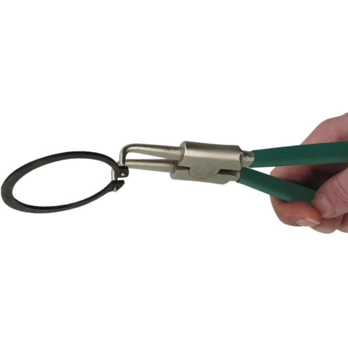 Szczypce trzymające czarny pierścień osadczy, ręka z zielonymi uchwytami, białe tło.
