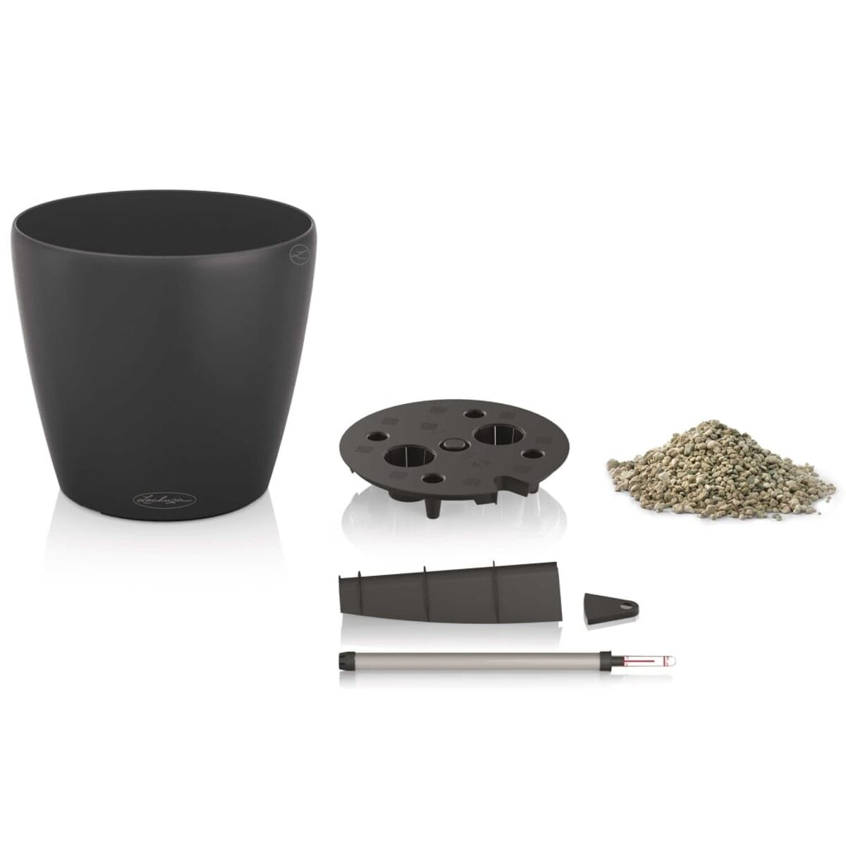 Un pot de fleurs noir avec des composants de sol et un système de drainage.