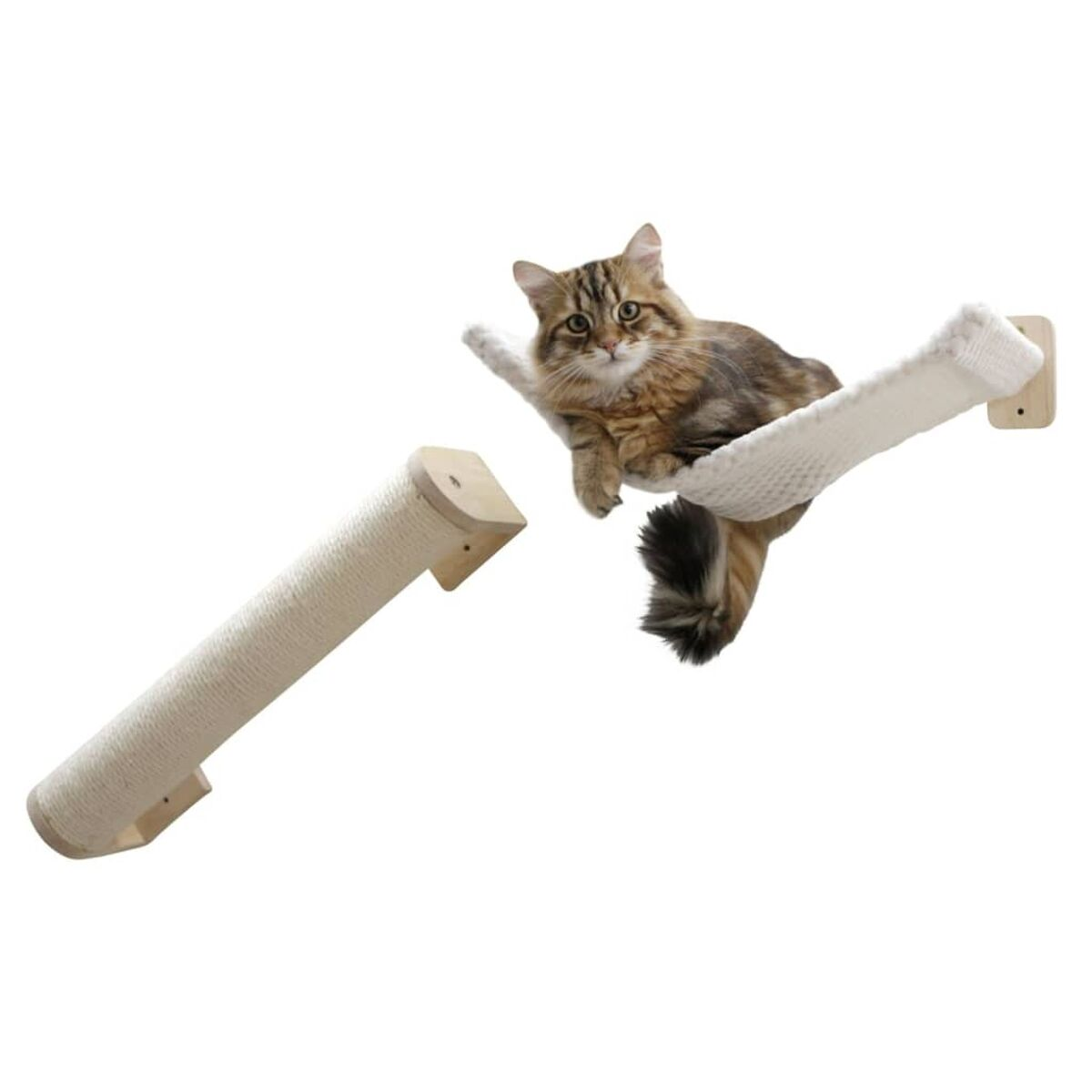 Un gatto sdraiato su un lettino per gatti a parete, con un tiragraffi accanto.