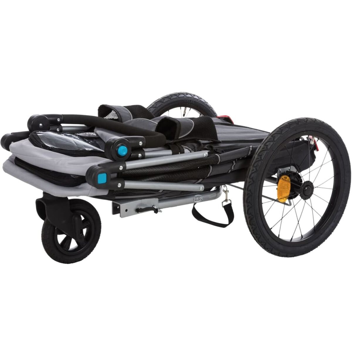 Zusammengeklappter Kinderwagen. Schwarz und grau. Räder sichtbar. Kompaktes Design.