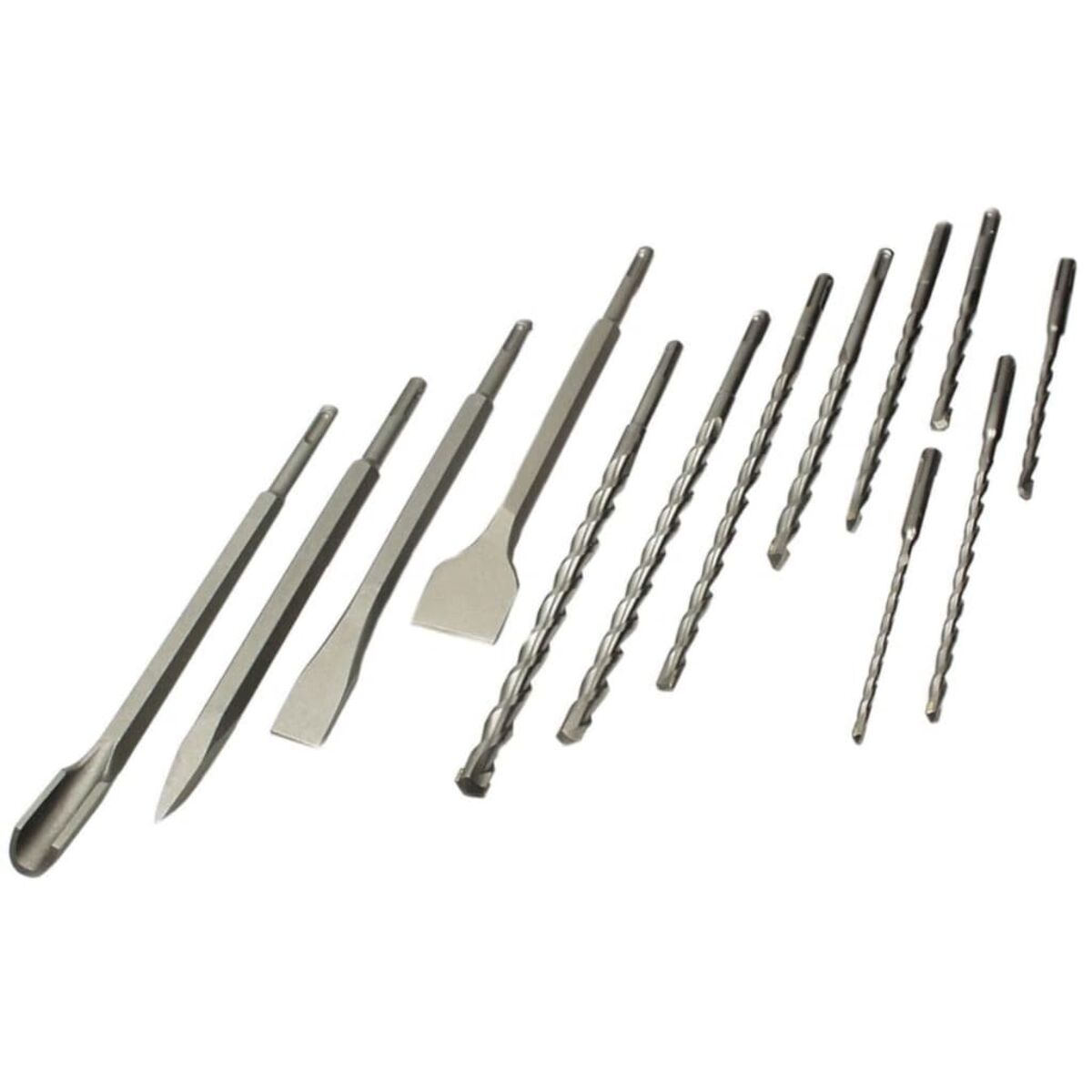 Verschiedene Metallbohrer und Meißel sind auf einer weißen Oberfläche angeordnet.