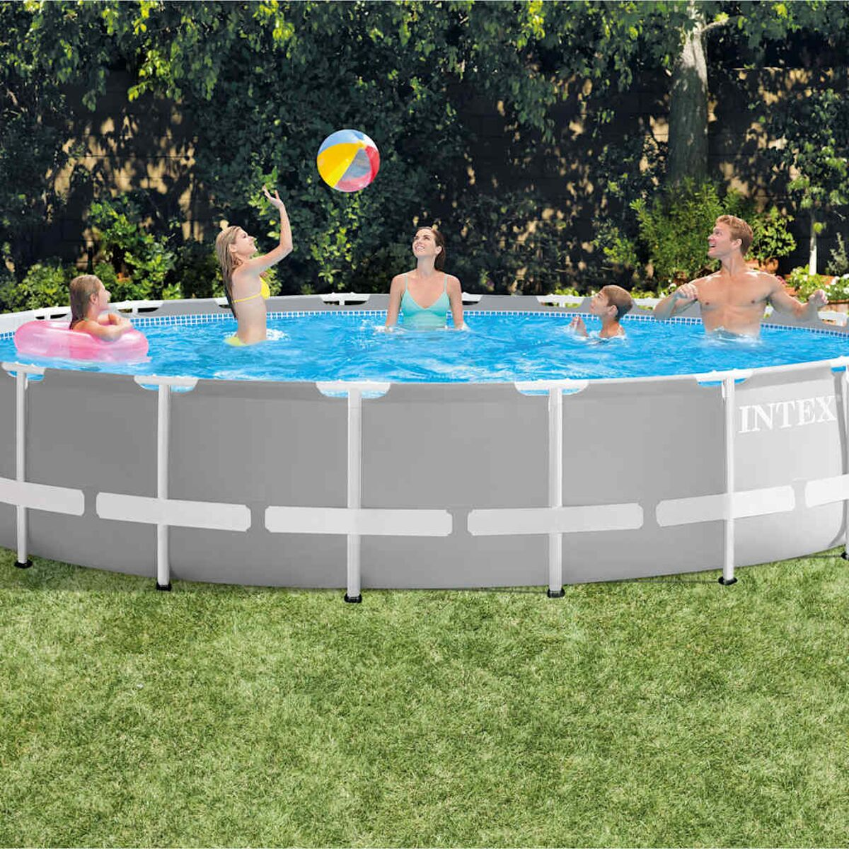Ein grauer Pool mit blauem Wasser und dem Text "INTEX" an der Seite. Der Pool befindet sich auf einer Wiese.