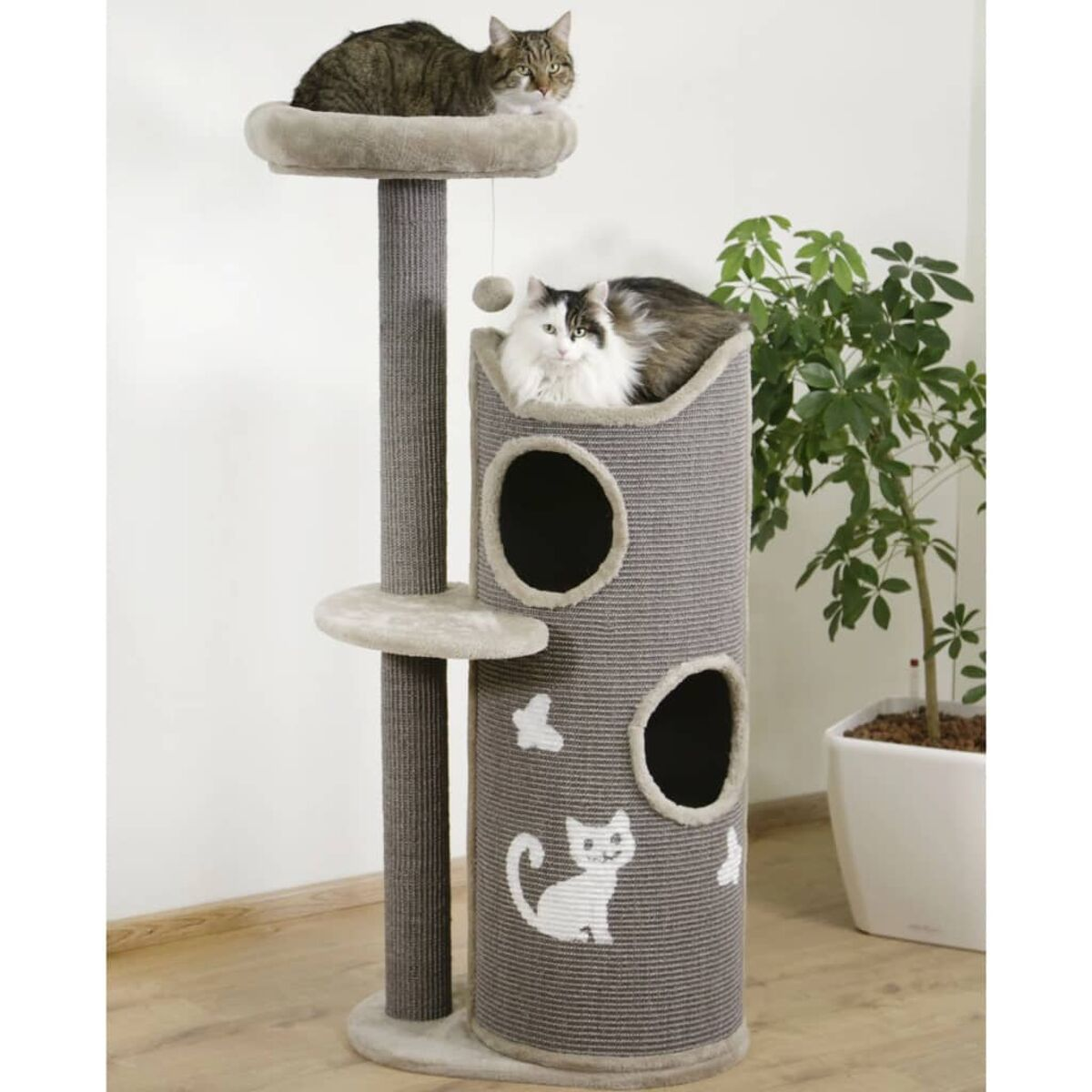 Ein Kratzbaum mit zwei Katzen. Der Baum ist grau, mit einem Kratzpfosten und zwei Plattformen.