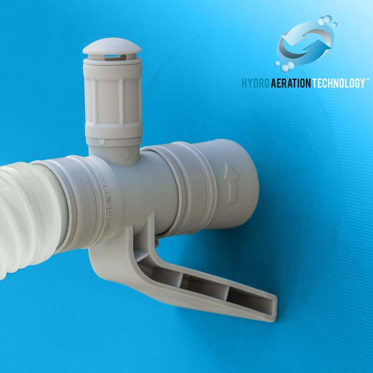 Valvola per piscina in plastica grigia con maniglia. Sfondo blu con logo legato all'acqua.
