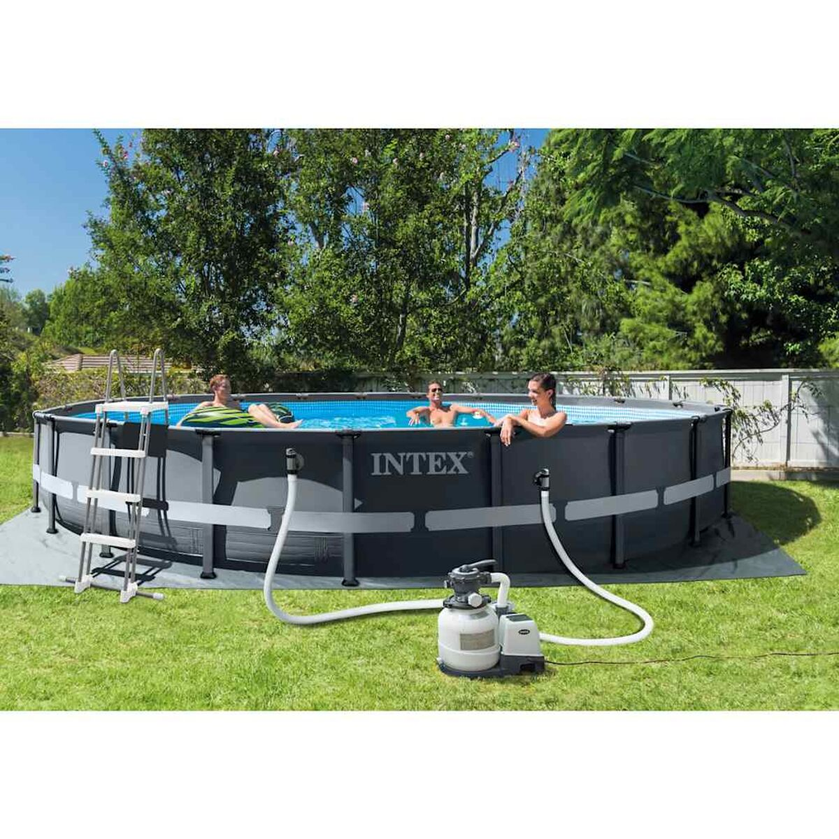 Ein großes, rundes Schwimmbecken mit Personen darin. Eine Pumpe und eine Leiter sind am Pool.