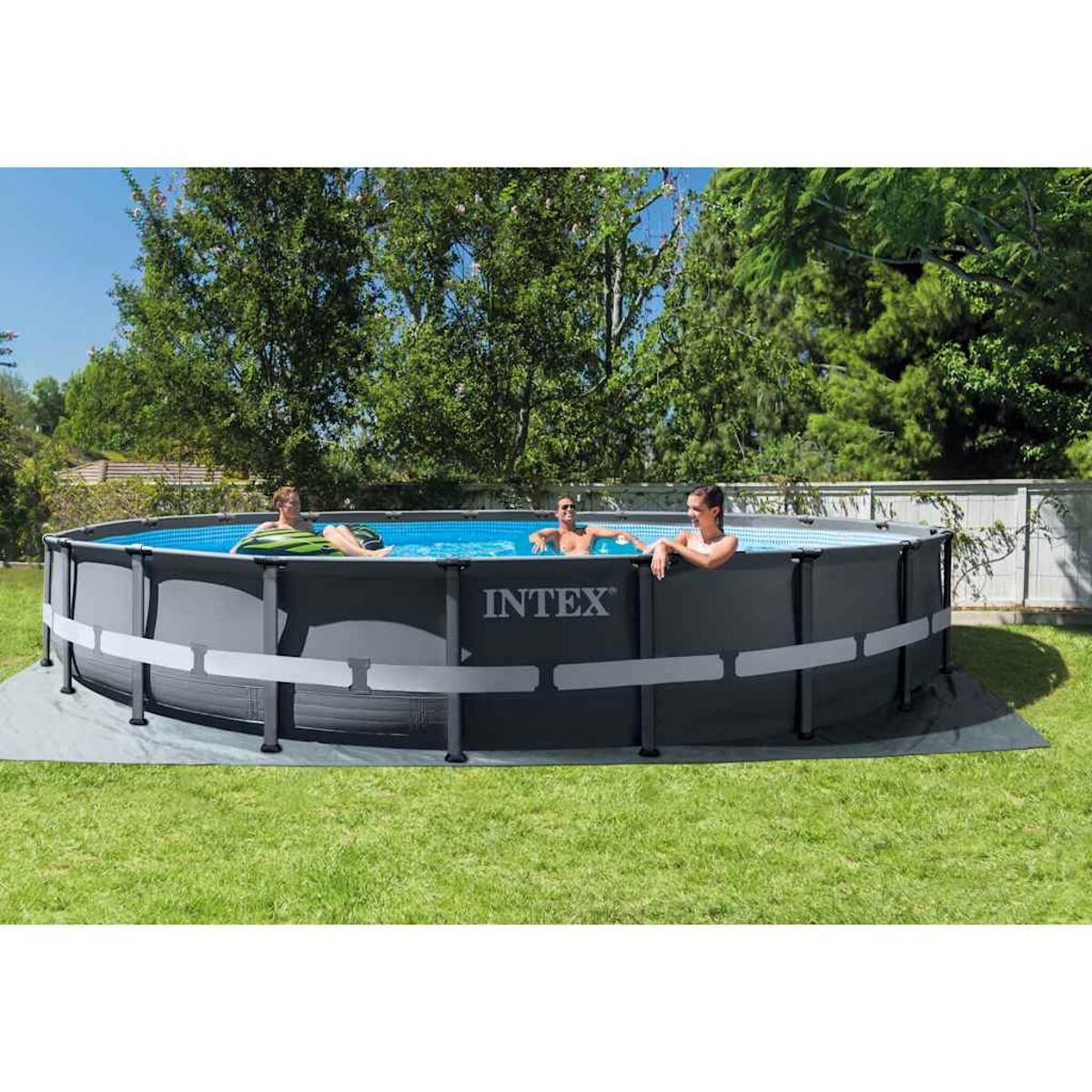 Menschen genießen einen Pool. Das Becken ist von einem Metallrahmen umgeben und steht auf einer Rasenfläche.