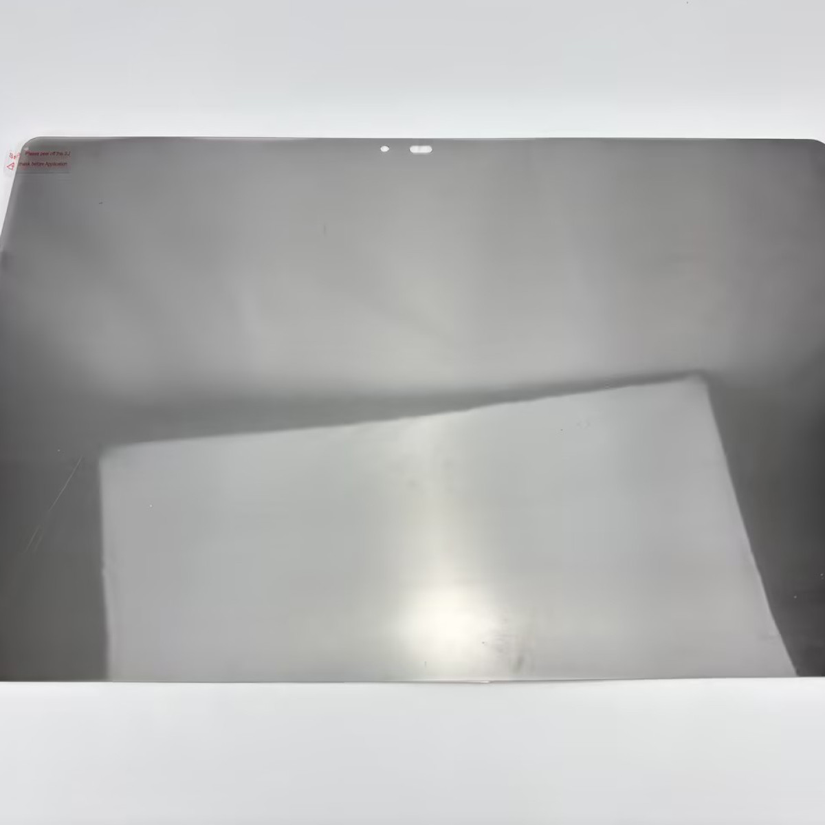Una protezione per schermo rettangolare per un laptop, leggermente angolata.