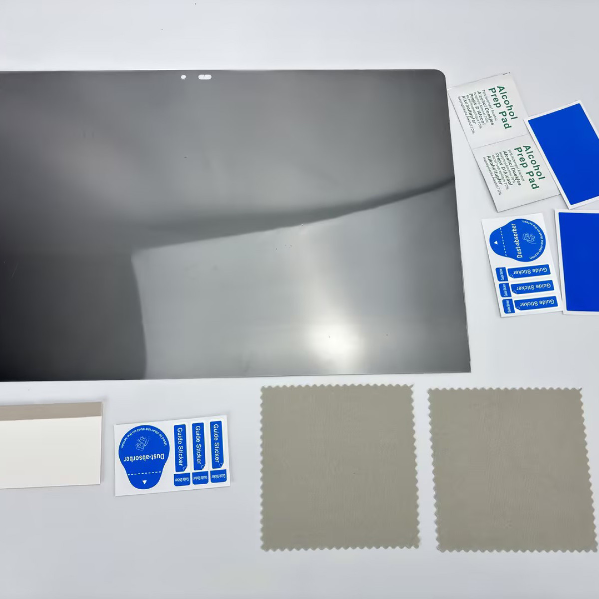 Kit protezione schermo con salviettine imbevute di alcol, adesivi e panni. Sfondo bianco.