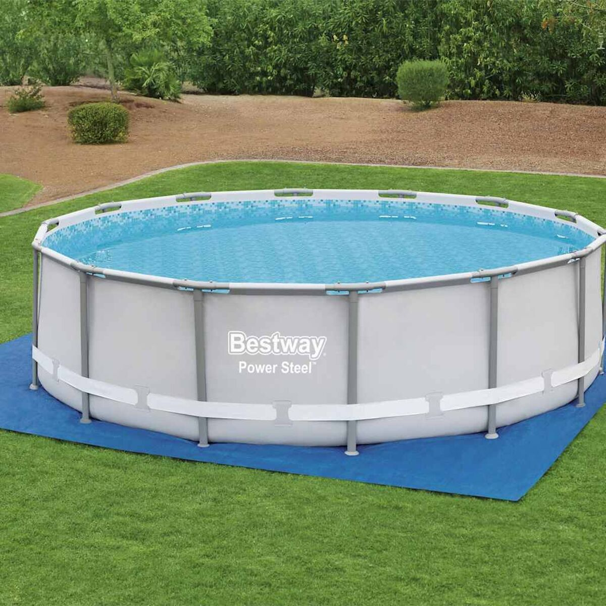 Eine Frau und ein Kind sind im Pool. Sie lächeln. Das Wasser ist blau. Der Hintergrund ist unscharf.