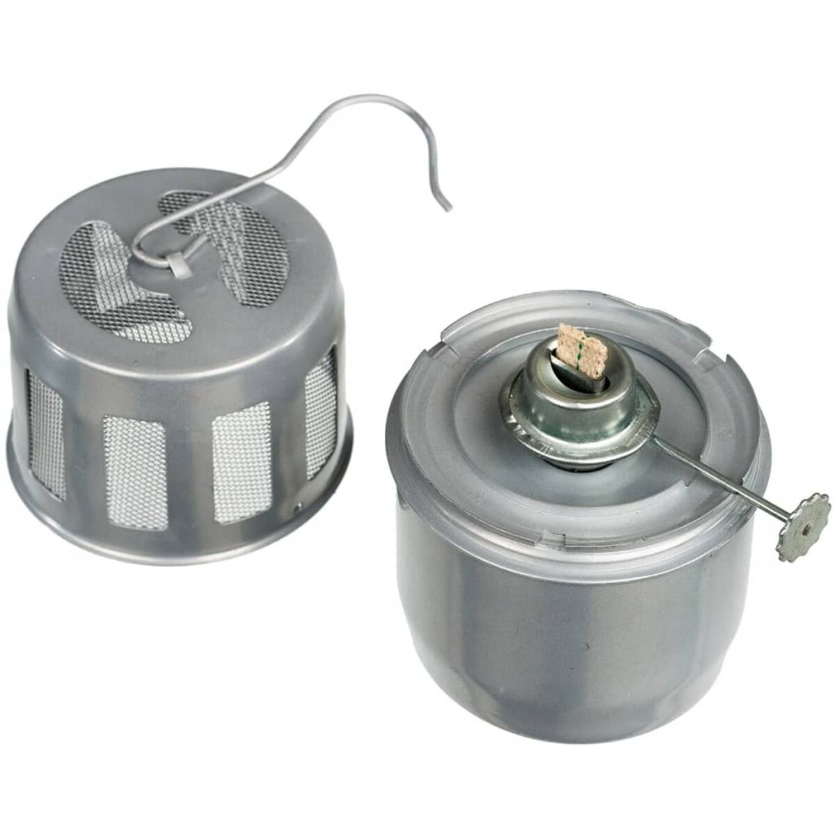 Due parti di lampada a olio metalliche con una copertura a rete metallica e un contenitore con uno stoppino.