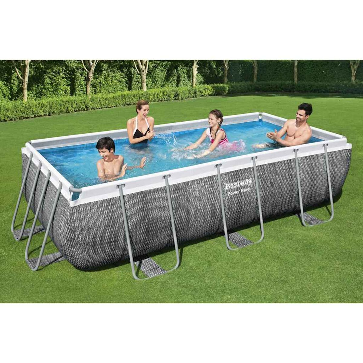 Vier Personen in einem rechteckigen Pool mit grauen Seiten. Grünes Gras umgibt den Pool.