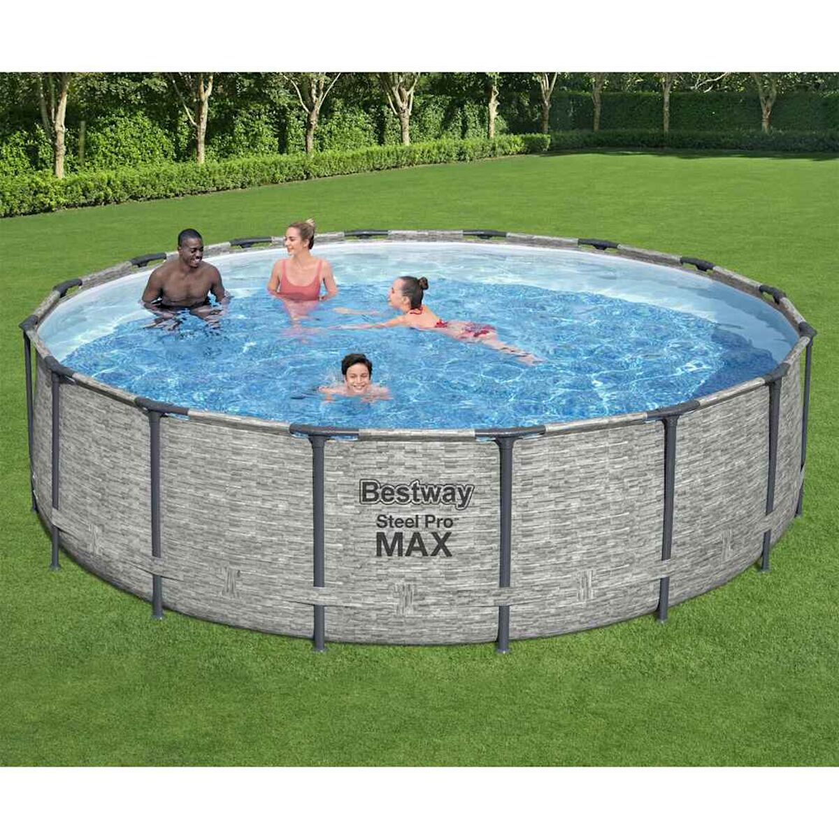 Leute schwimmen in einem Bestway Steel Pro MAX Pool auf Rasen. Sonniger Tag.