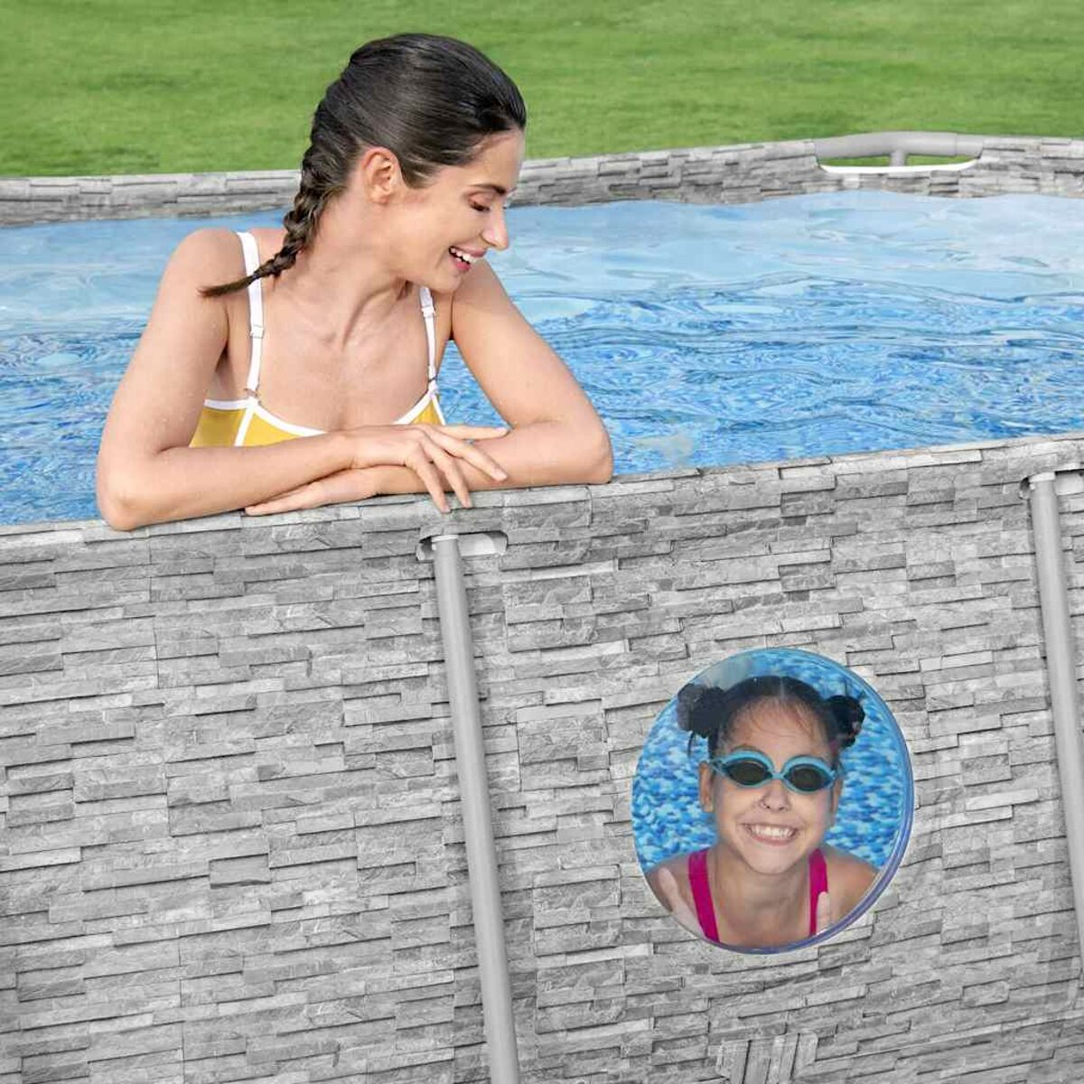 Eine Frau und ein Mädchen in einem Pool, mit einem Fenster, durch das das Mädchen schauen kann.