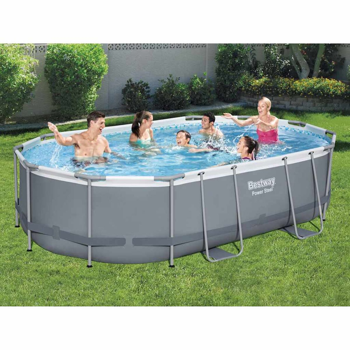 Eine Gruppe von Menschen schwimmt in einem grauen oberirdischen Pool in einem grasbewachsenen Garten.