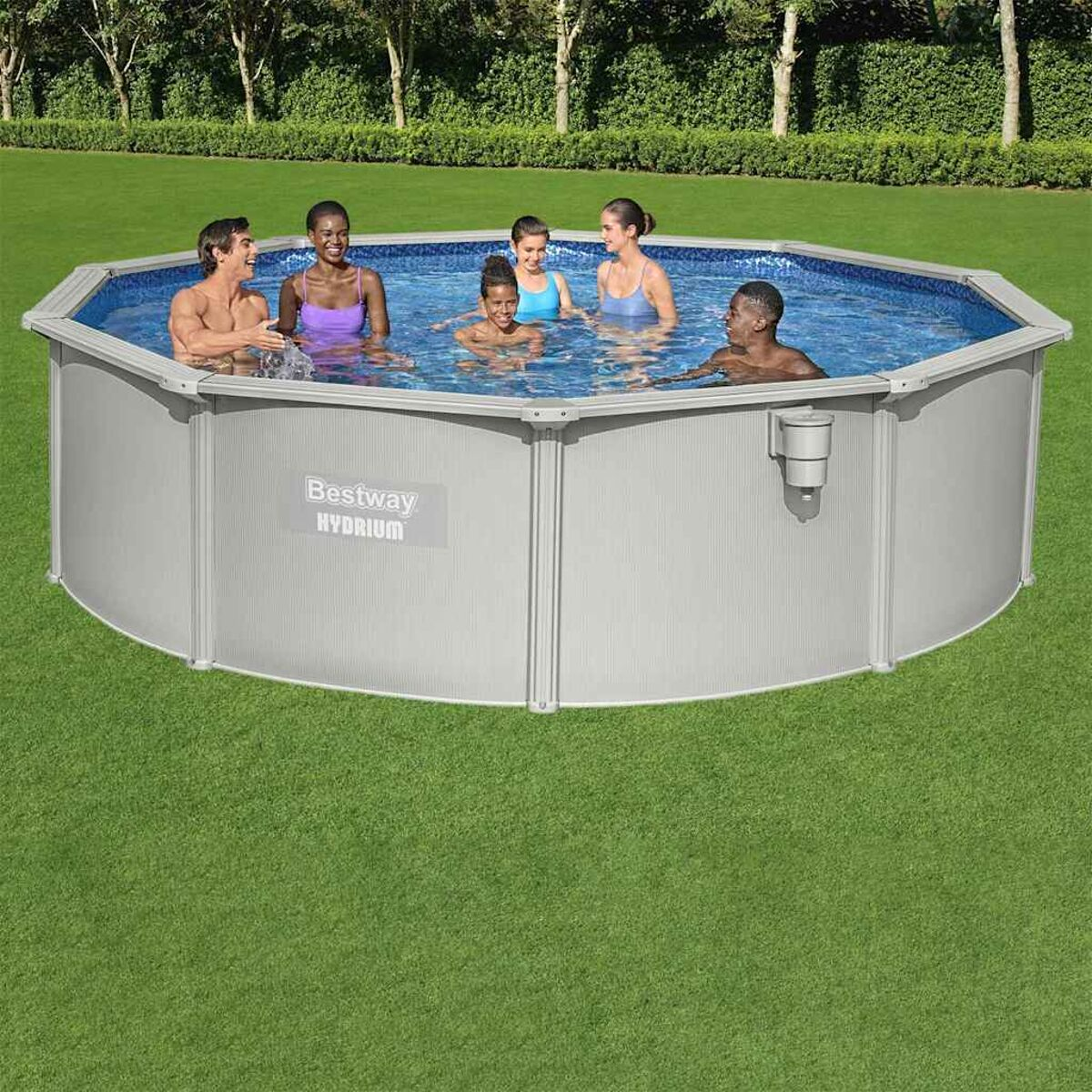 Eine Gruppe von Leuten in einem Swimmingpool. Der Pool hat eine graue Außenseite und ein blaues Innere.