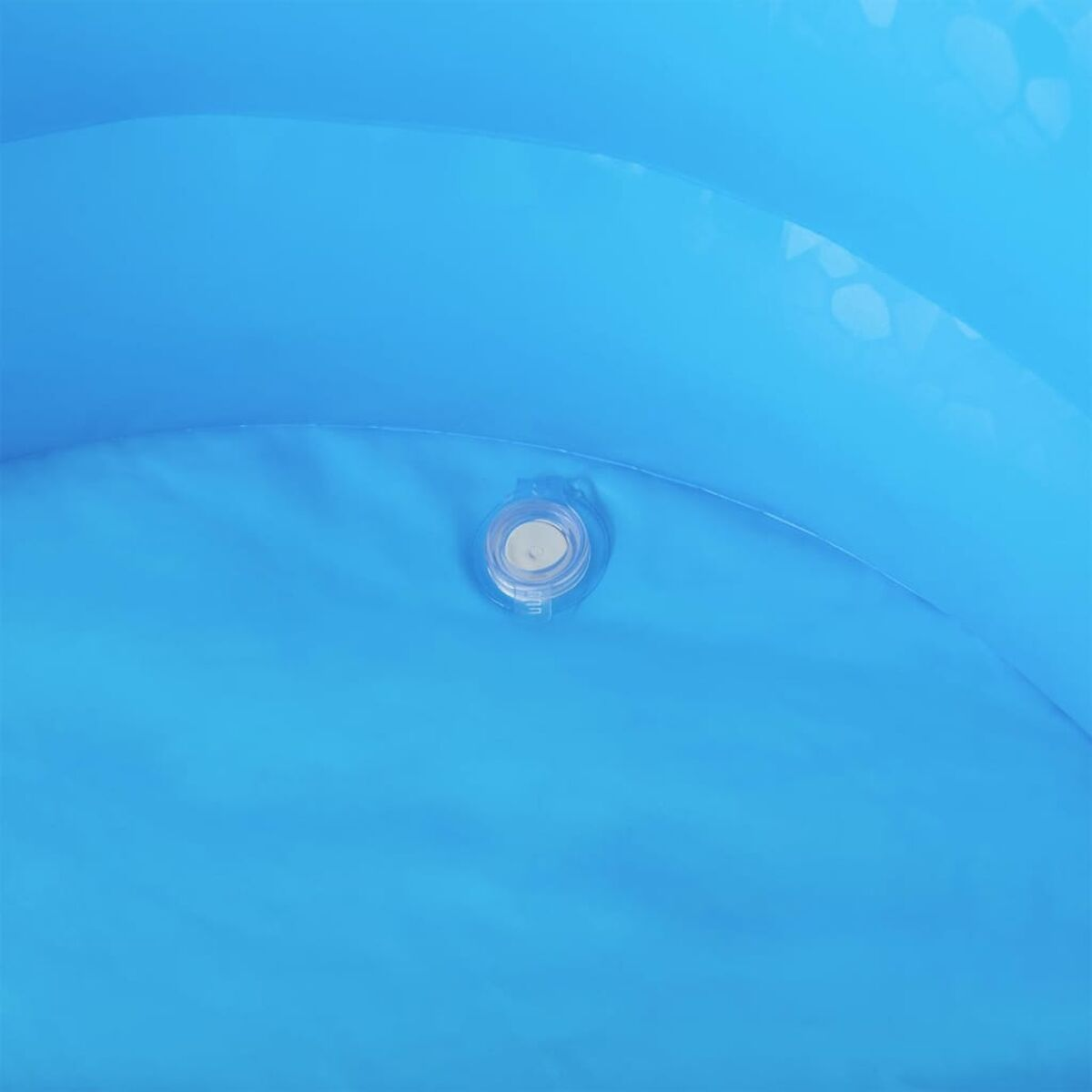 Nahaufnahme eines blauen aufblasbaren Pools mit einem Ablassventil.