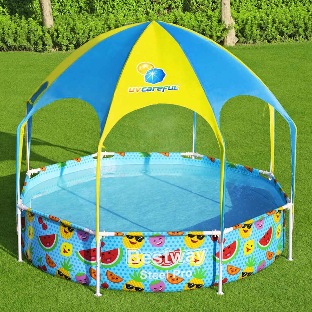 Ein Bestway-Pool, der in einem grasbewachsenen Garten aufgebaut ist, mit einem blau-gelben Baldachin und Dekorationen.