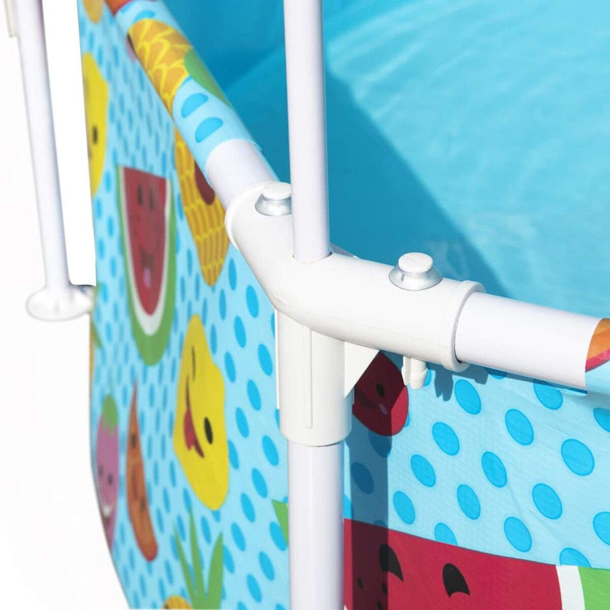 Eine blau-weiße Poolstruktur mit Fruchtdarstellungen und weißen Stützpfosten.