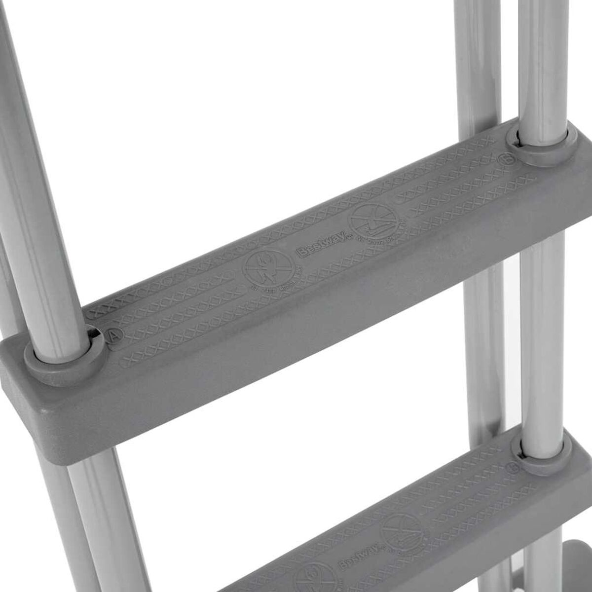 Nahaufnahme der grauen Stufen einer Bestway Poolleiter. Sie sind mit X-Muster texturiert.