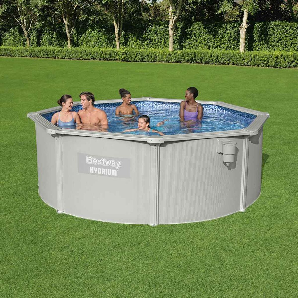 Menschen in einem sechseckigen Aufstellpool, genießen das Wasser an einem sonnigen Tag.